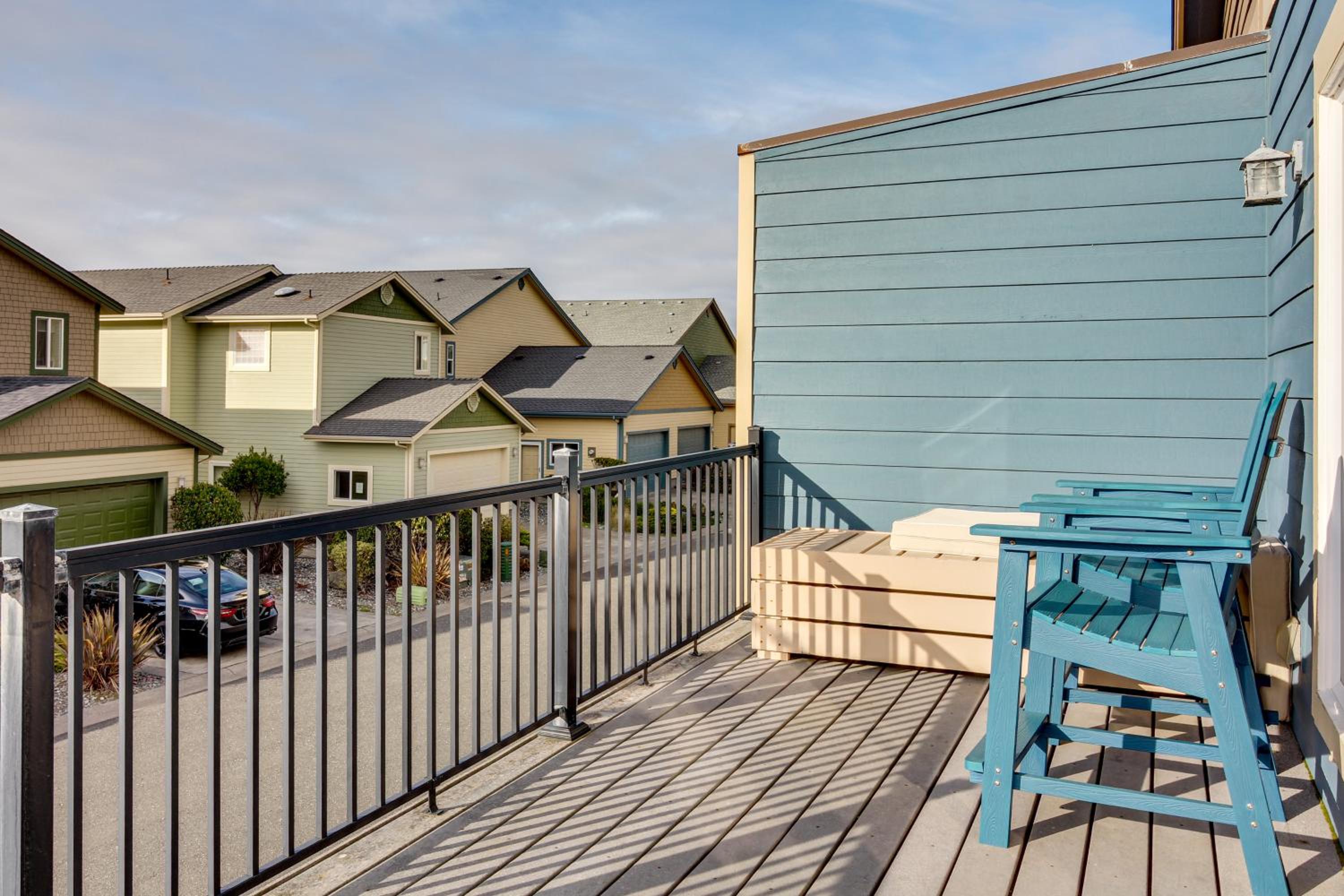 Stroll to Shore Retreat with Balcony in Gold Beach