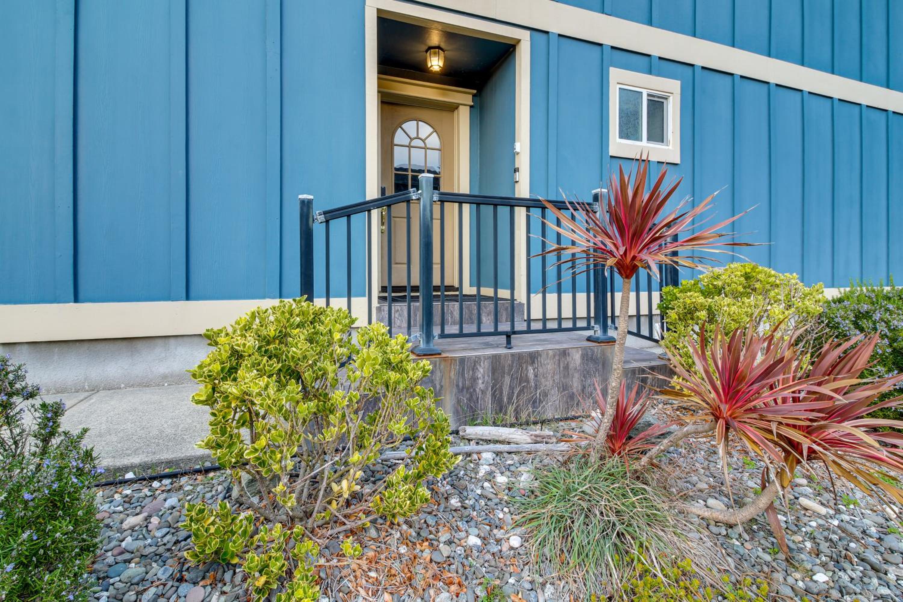 Stroll to Shore Retreat with Balcony in Gold Beach