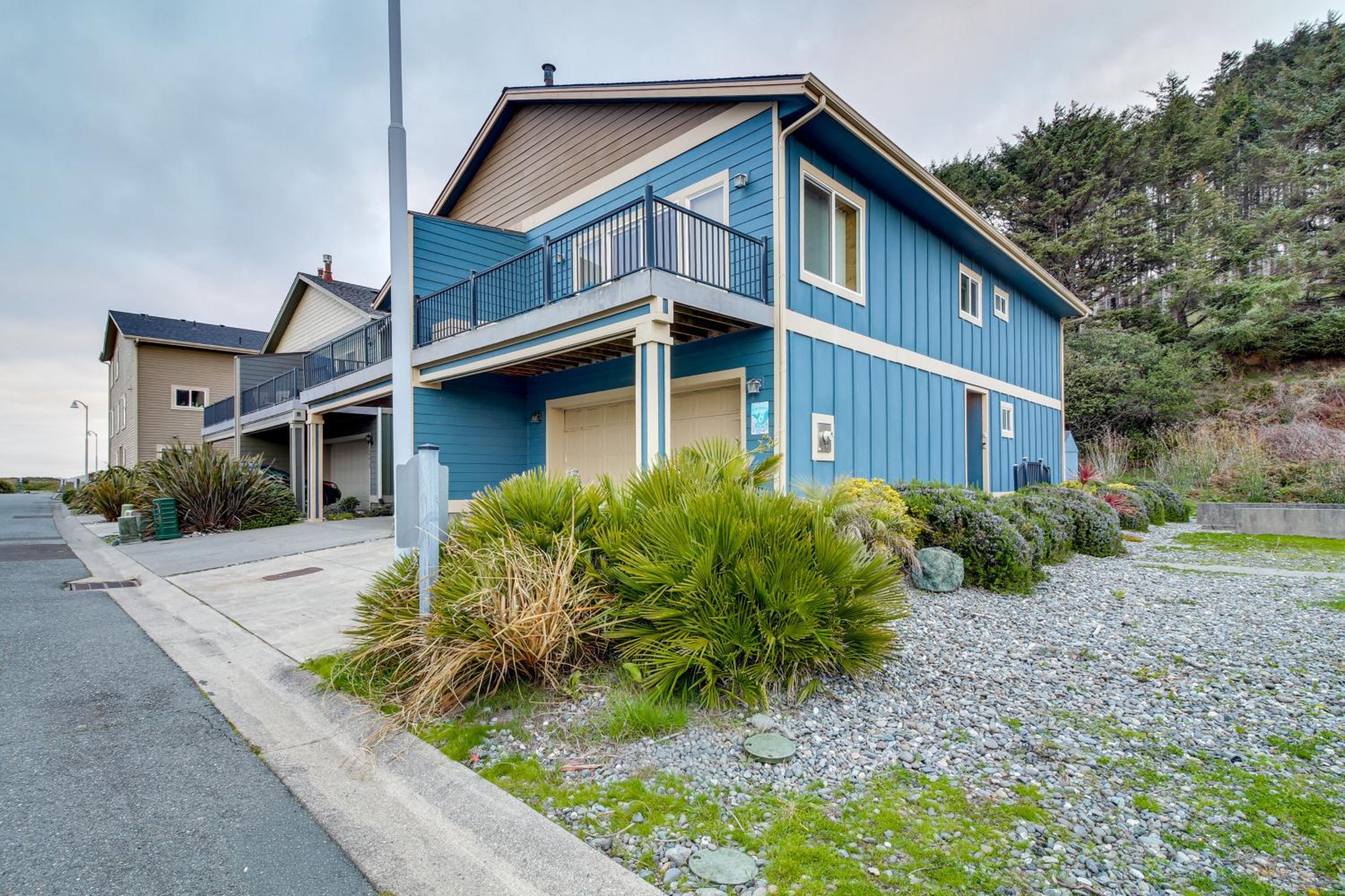 Stroll to Shore Retreat with Balcony in Gold Beach