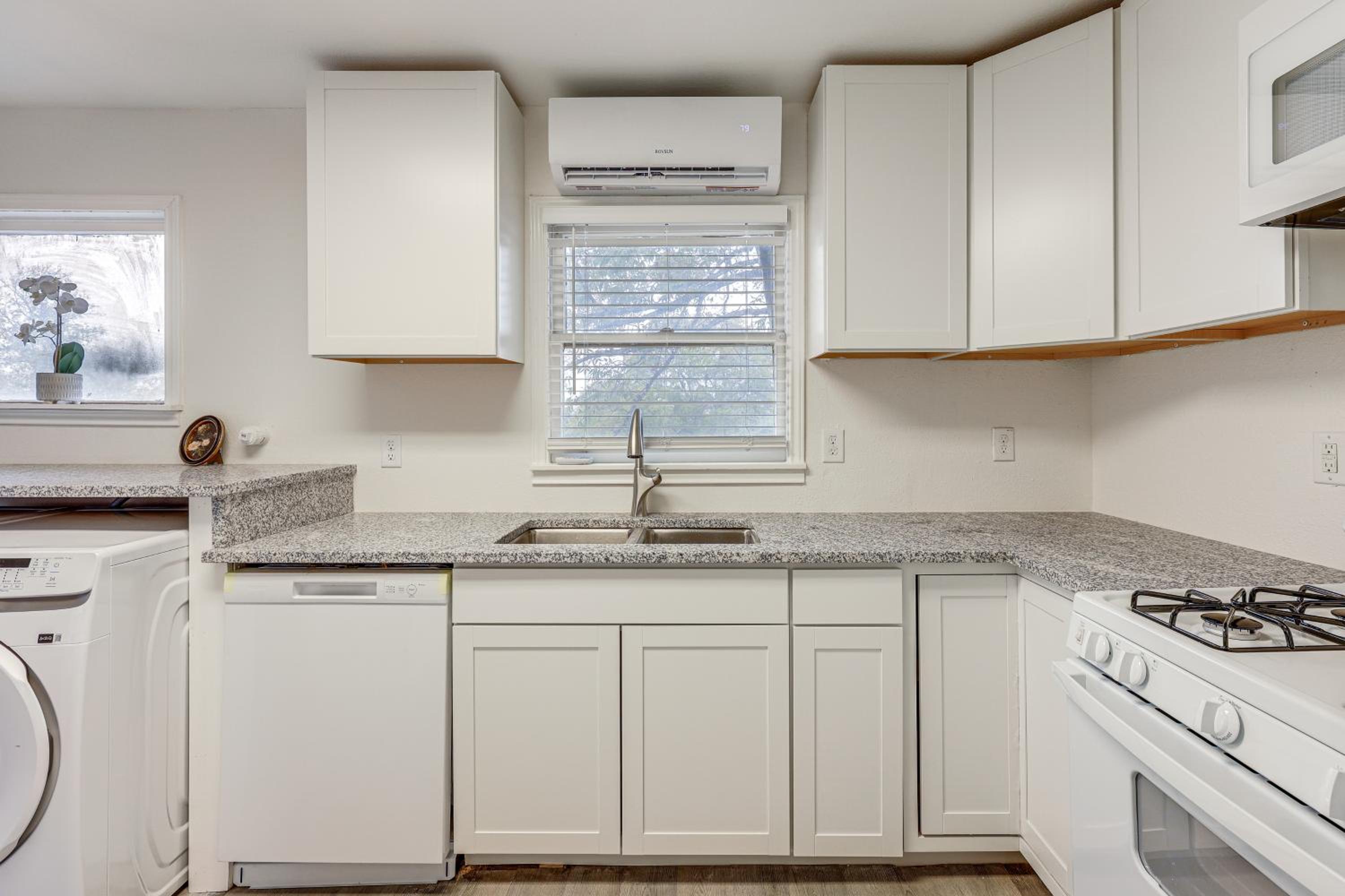 Retreat at Brackenridge Park Cozy San Antonio Apt