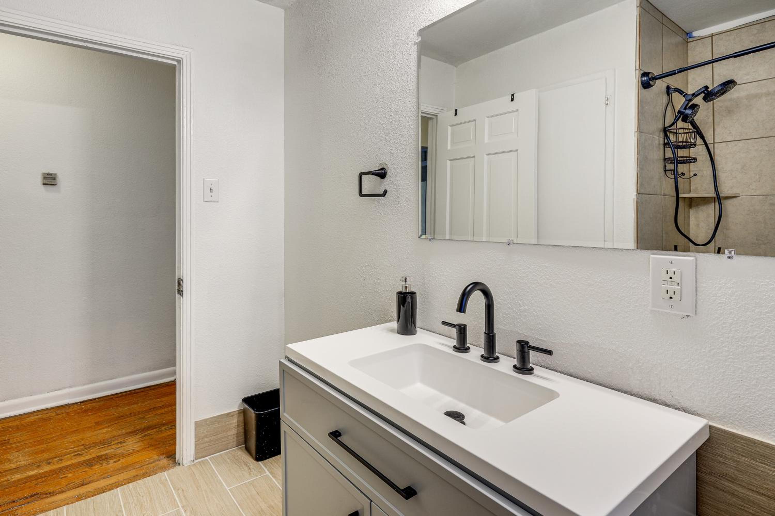 Retreat at Brackenridge Park Cozy San Antonio Apt