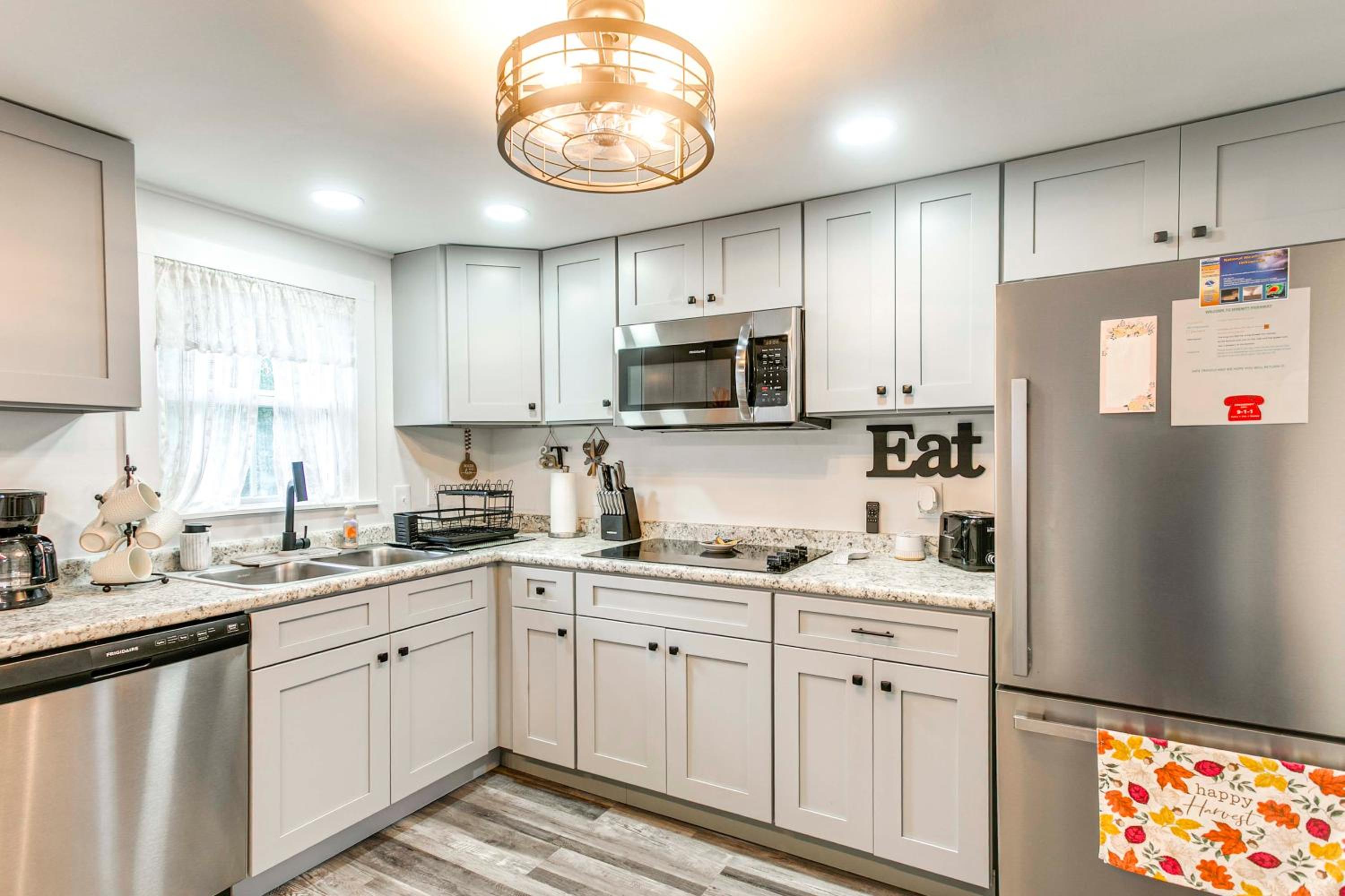 3 Mi to Historic Dtwn Waycross Pet-Friendly Home