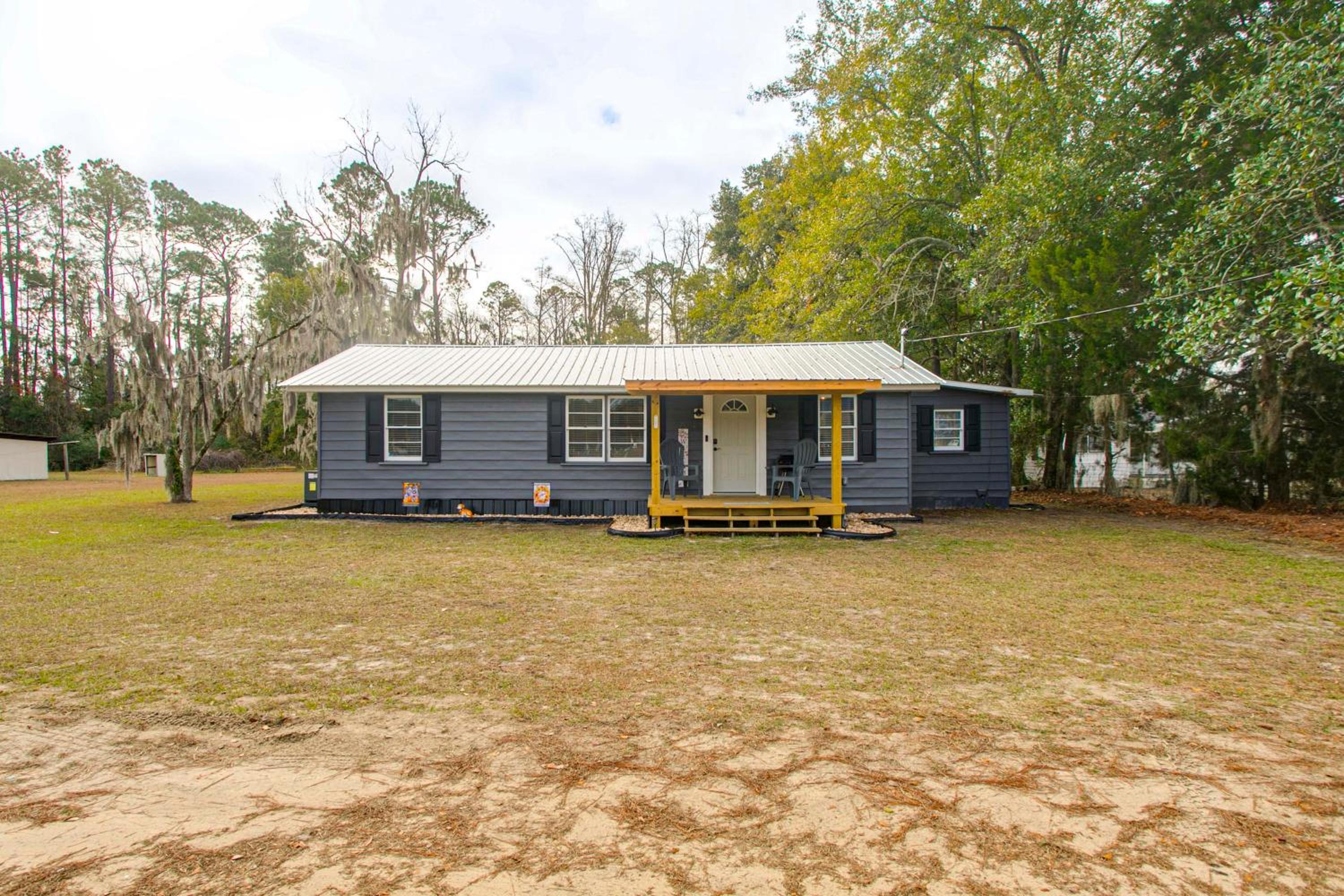 3 Mi to Historic Dtwn Waycross Pet-Friendly Home