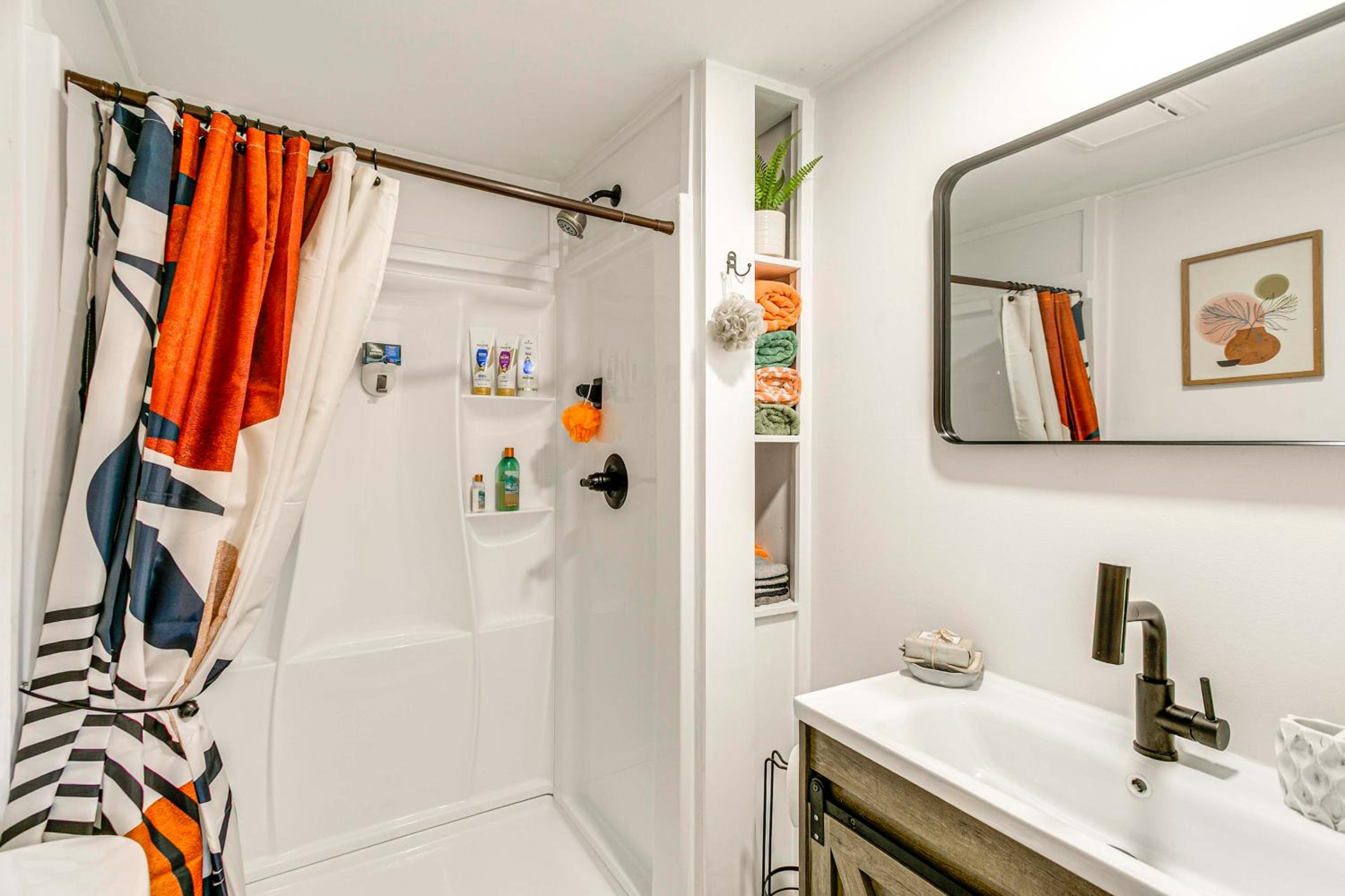 3 Mi to Historic Dtwn Waycross Pet-Friendly Home