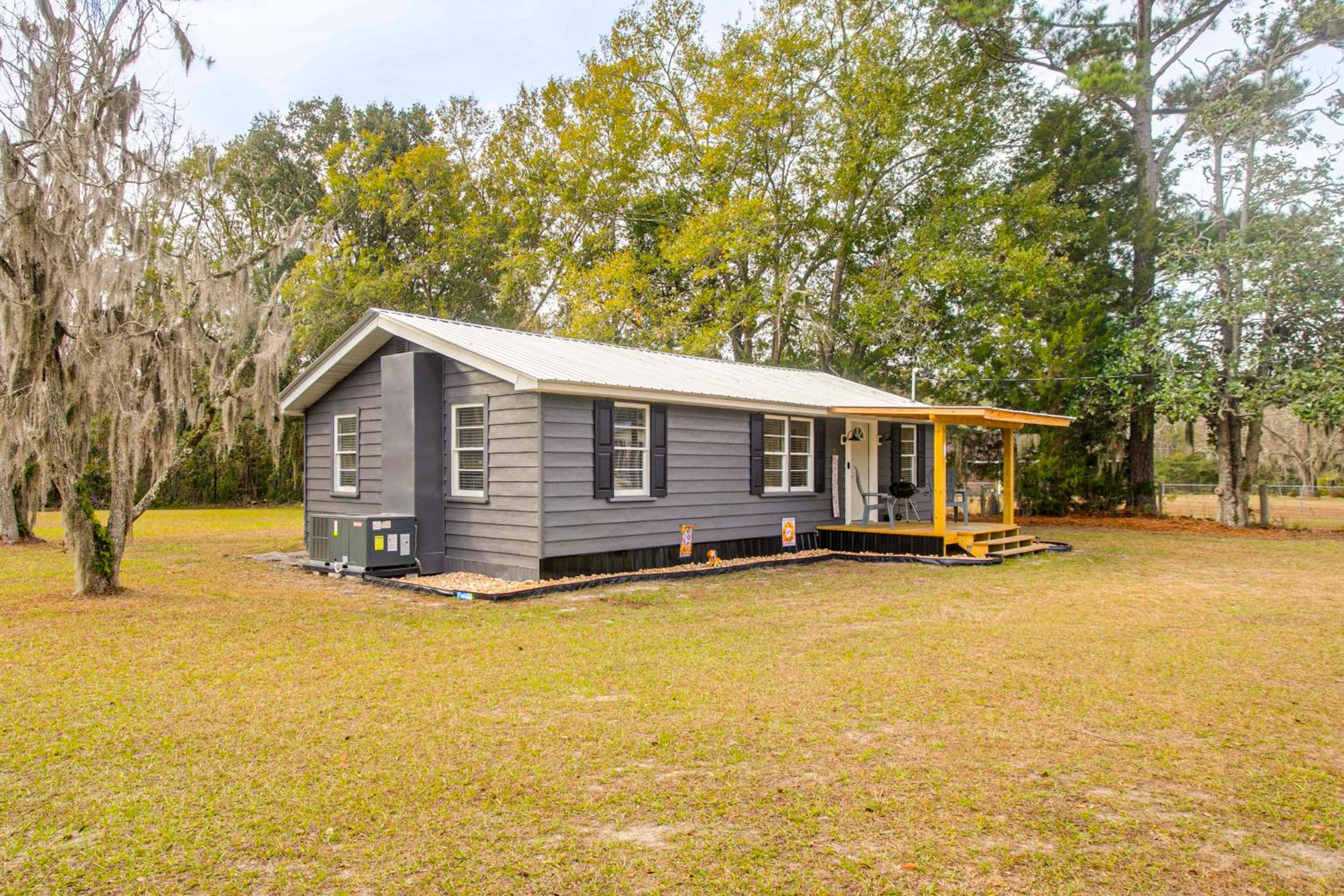 3 Mi to Historic Dtwn Waycross Pet-Friendly Home