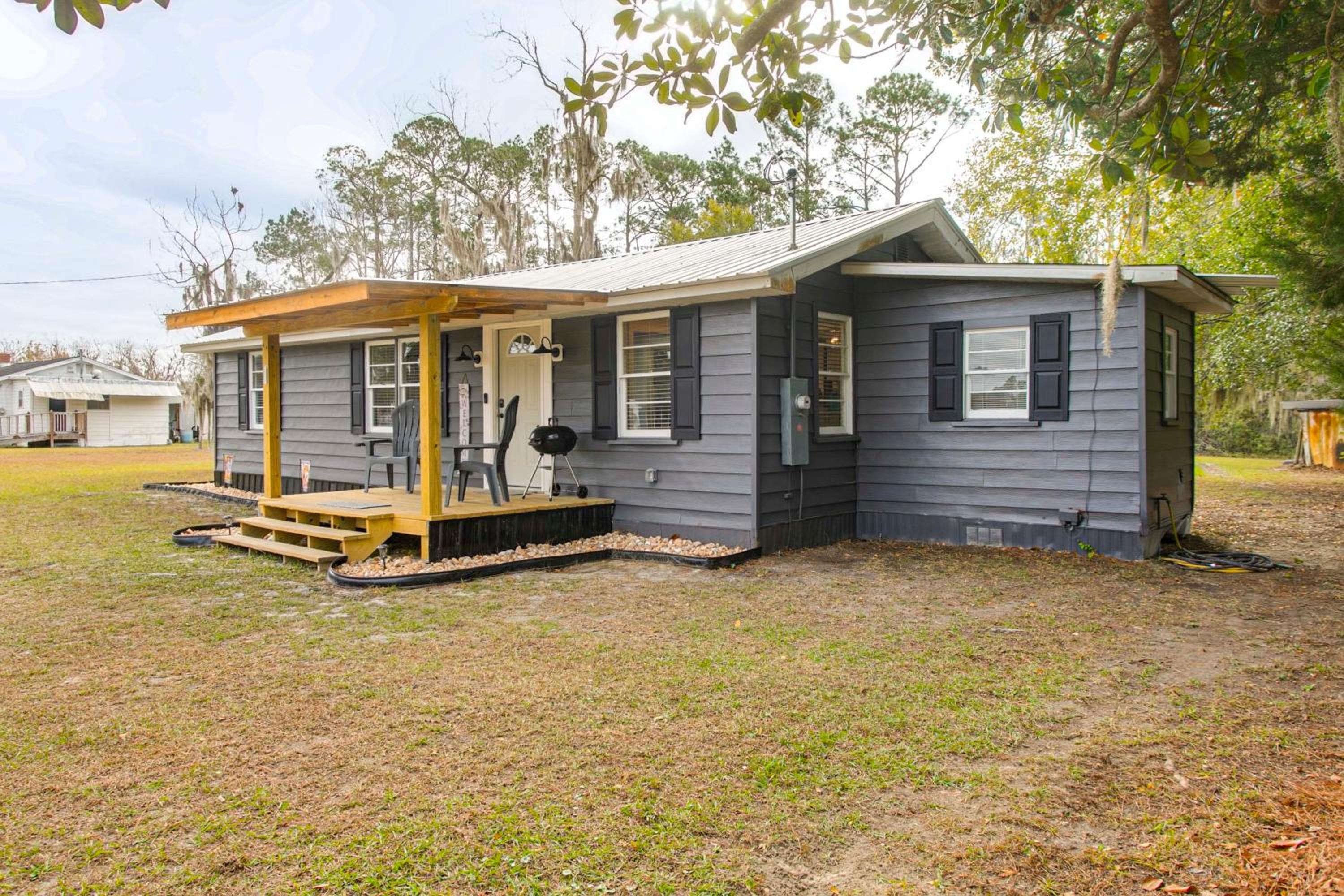 3 Mi to Historic Dtwn Waycross Pet-Friendly Home