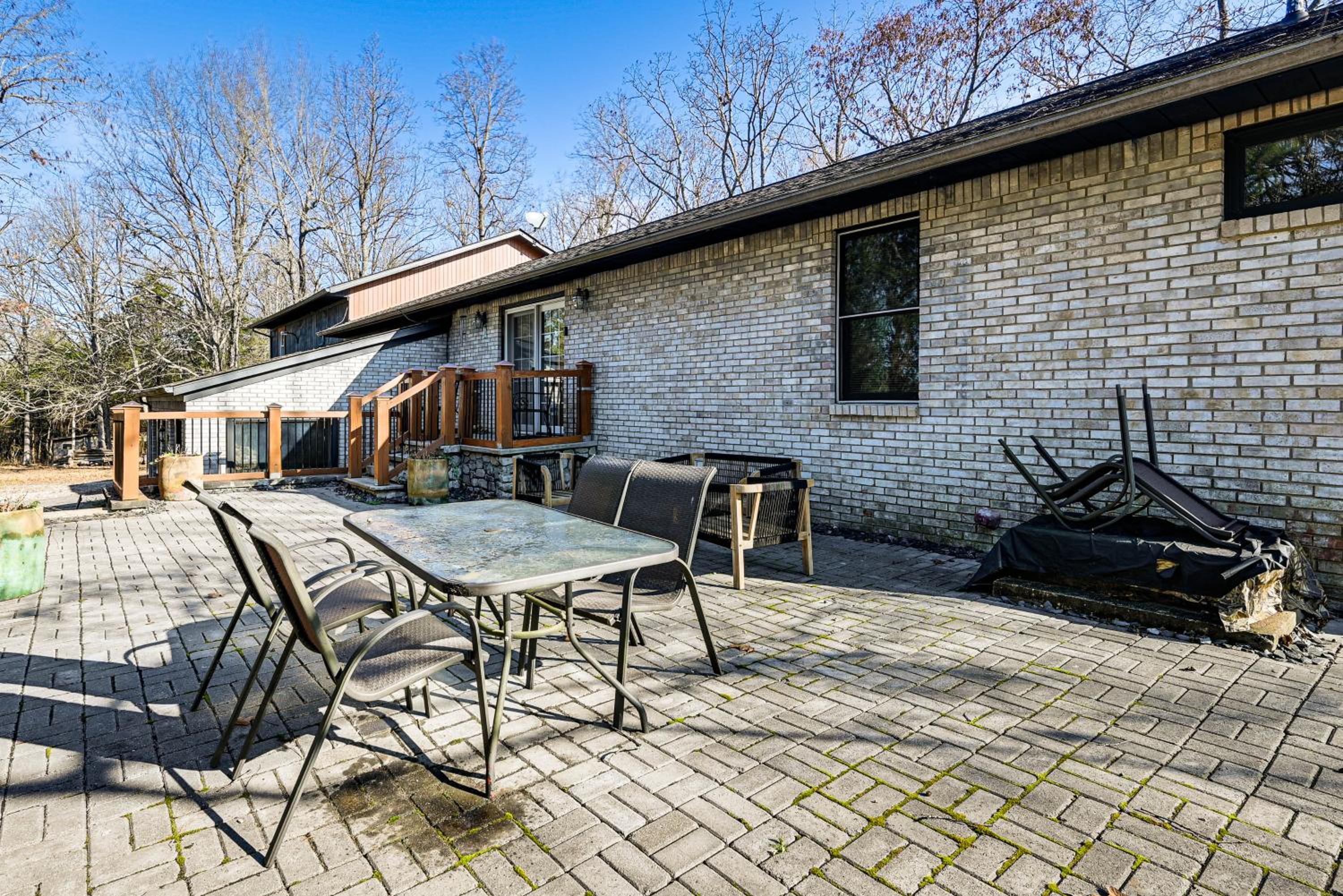 Spacious Retreat with Deck 14 Mi to Nolin Lake!