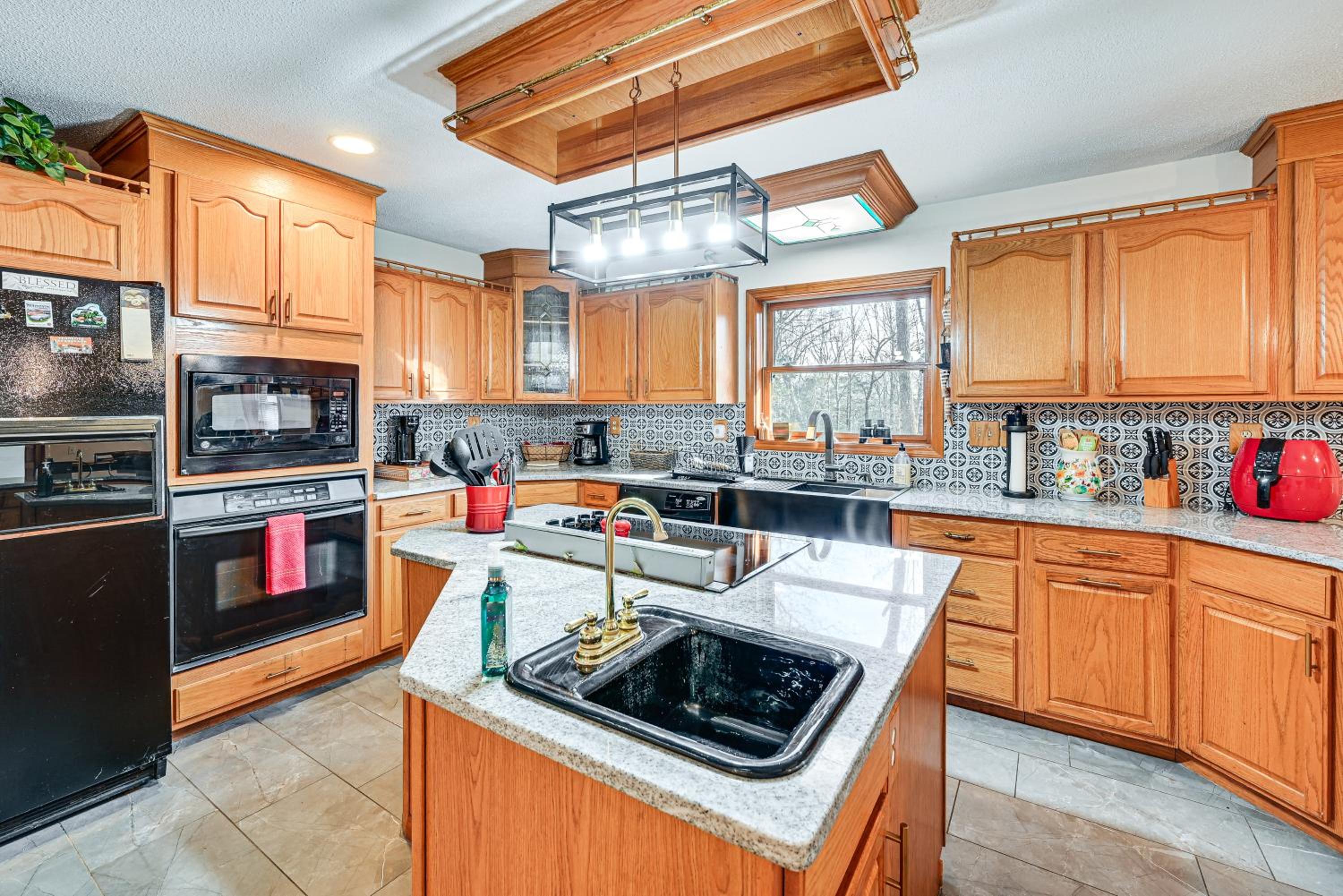 Spacious Retreat with Deck 14 Mi to Nolin Lake!