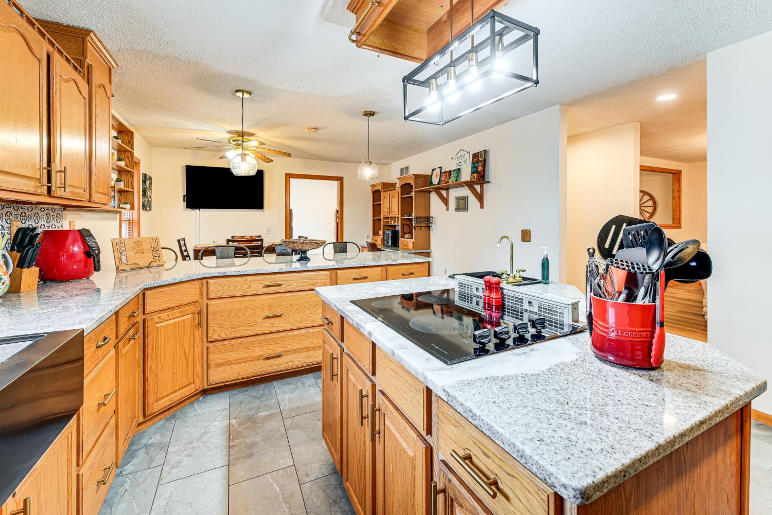 Spacious Retreat with Deck 14 Mi to Nolin Lake!