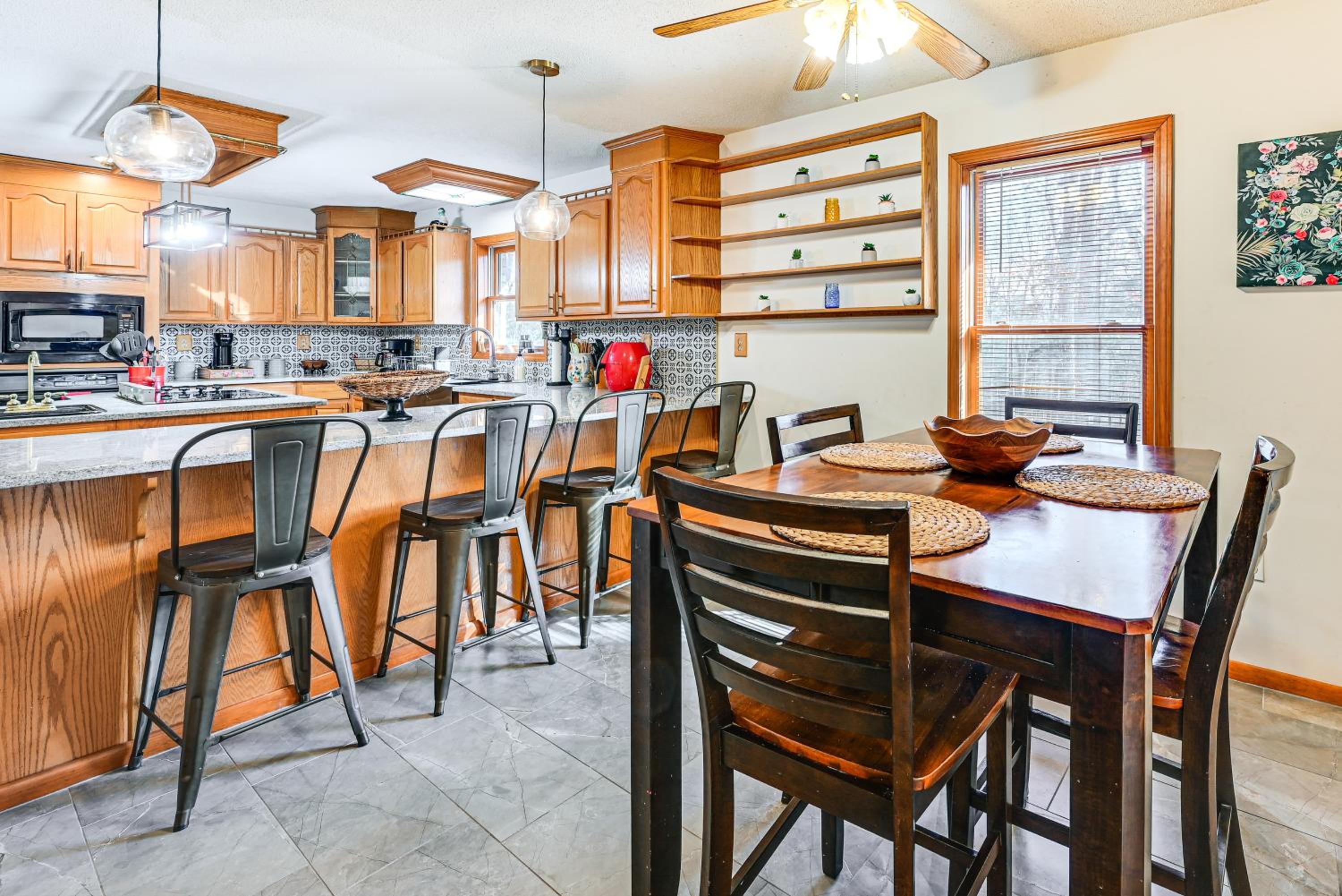 Spacious Retreat with Deck 14 Mi to Nolin Lake!