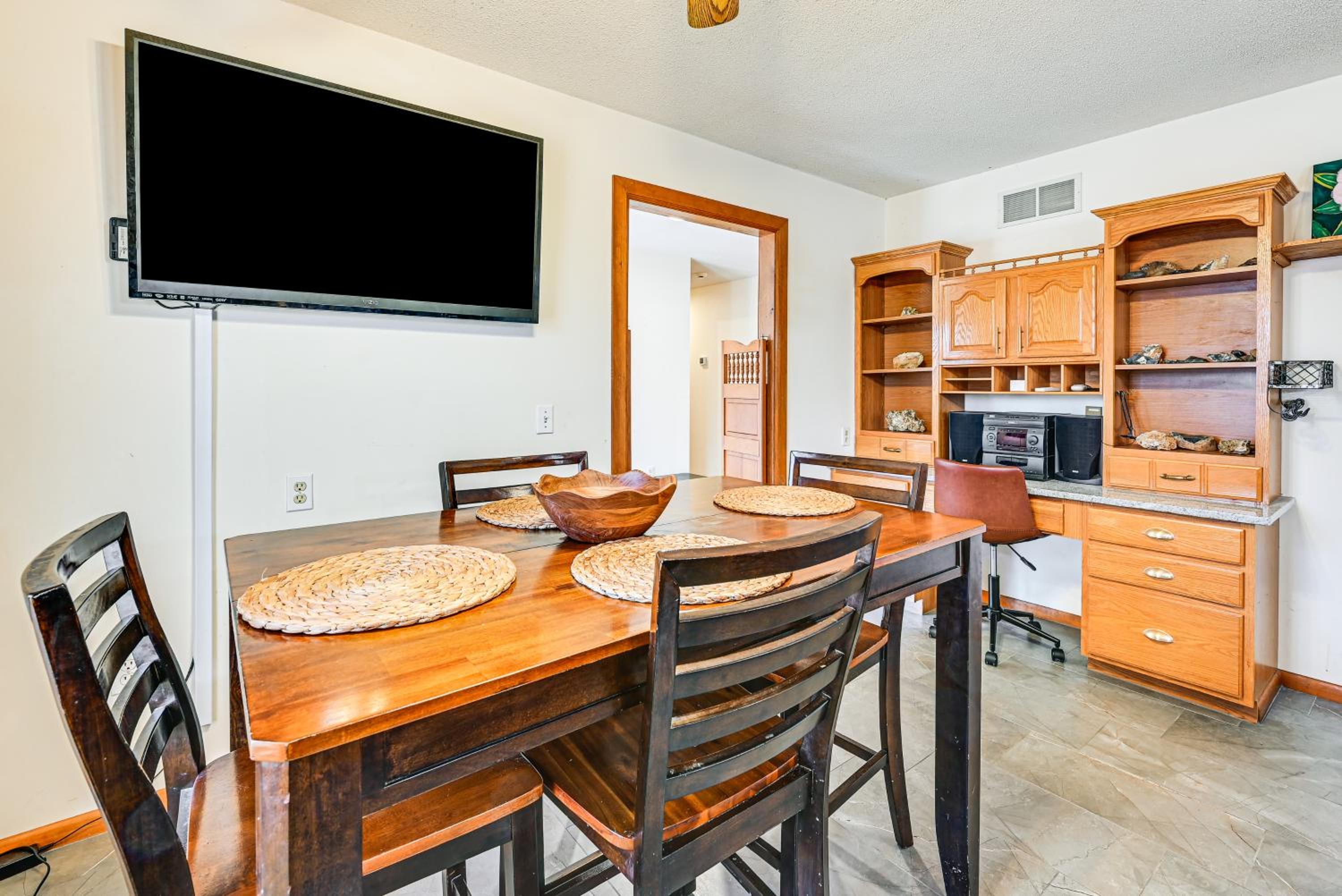 Spacious Retreat with Deck 14 Mi to Nolin Lake!