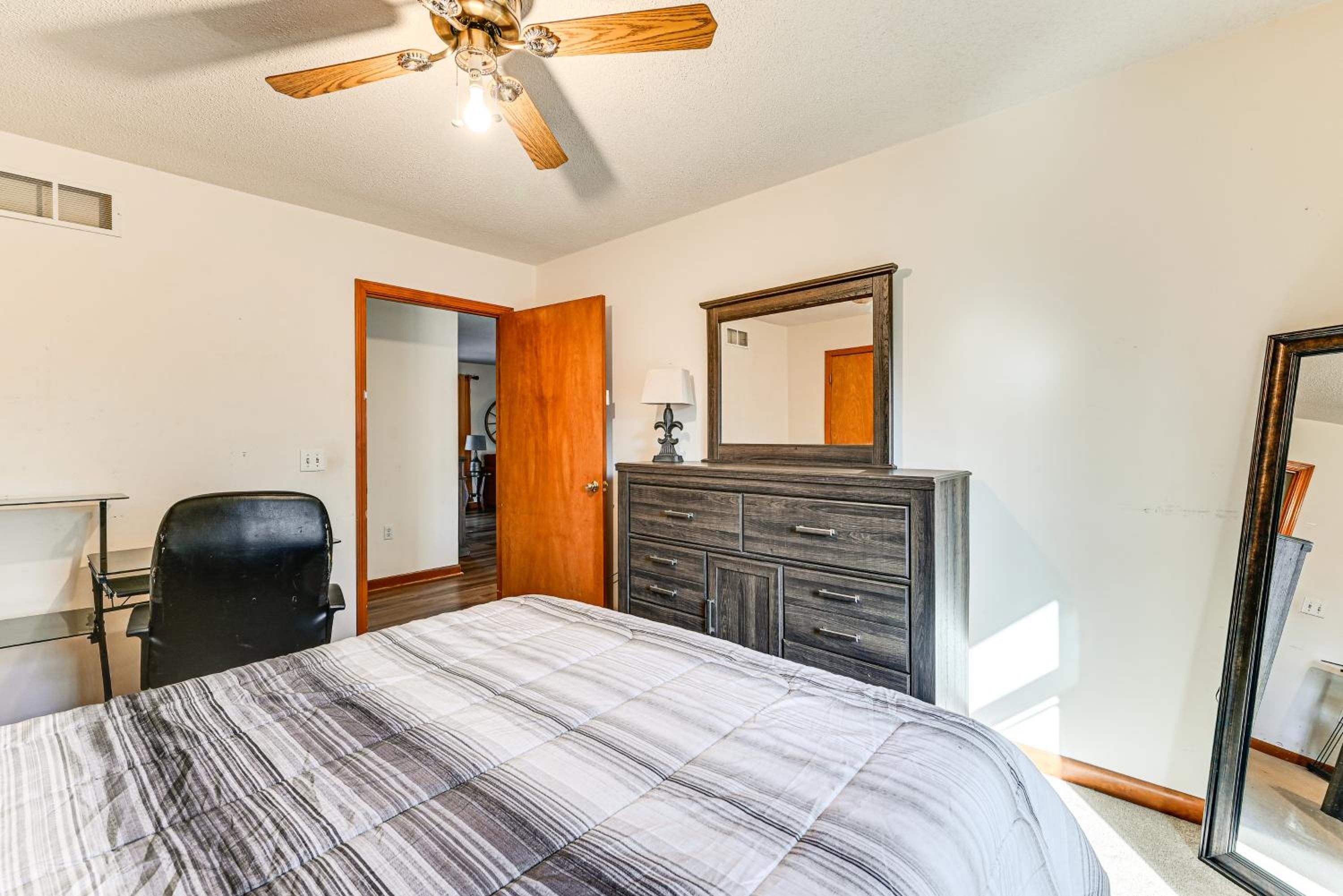 Spacious Retreat with Deck 14 Mi to Nolin Lake!