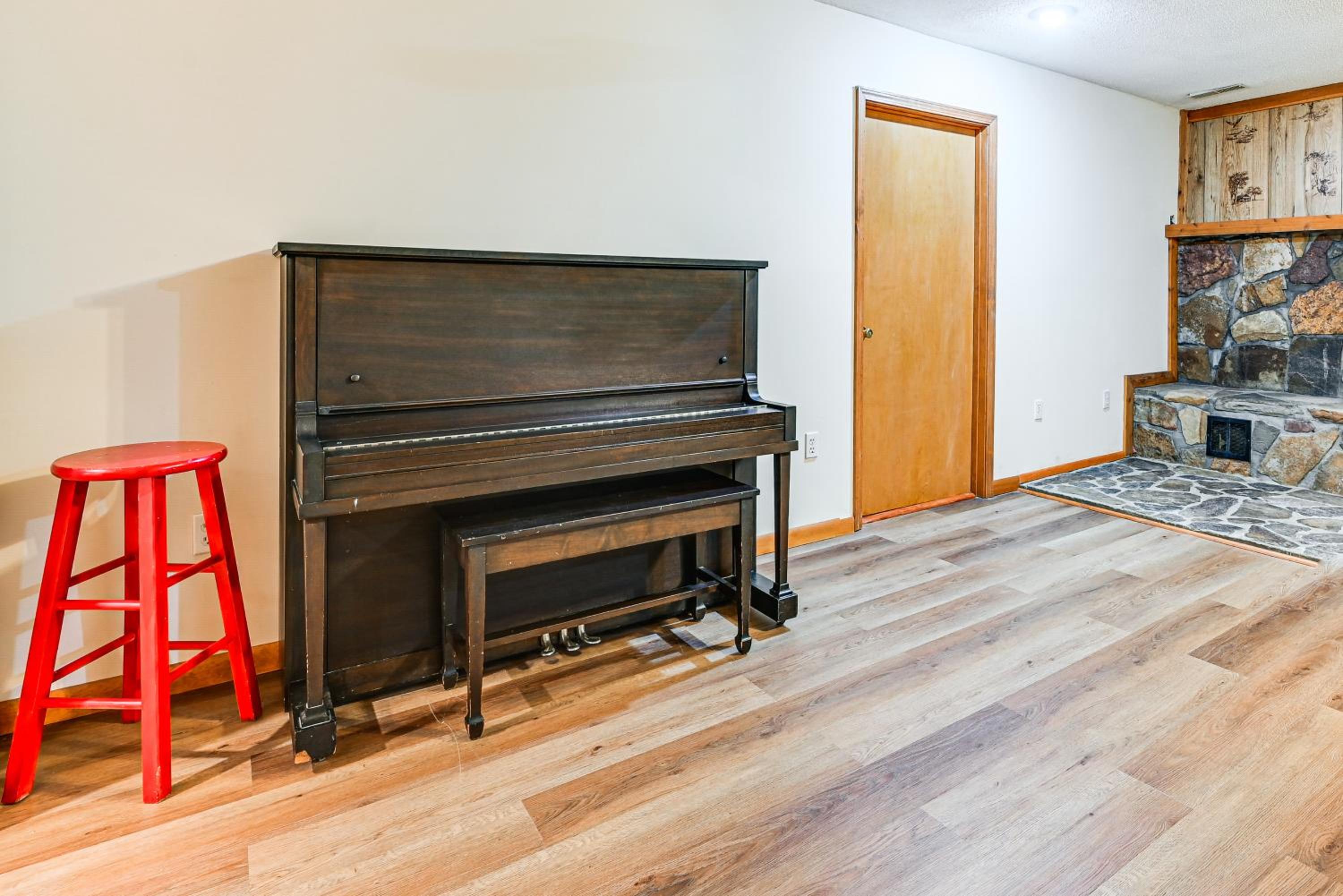 Spacious Retreat with Deck 14 Mi to Nolin Lake!