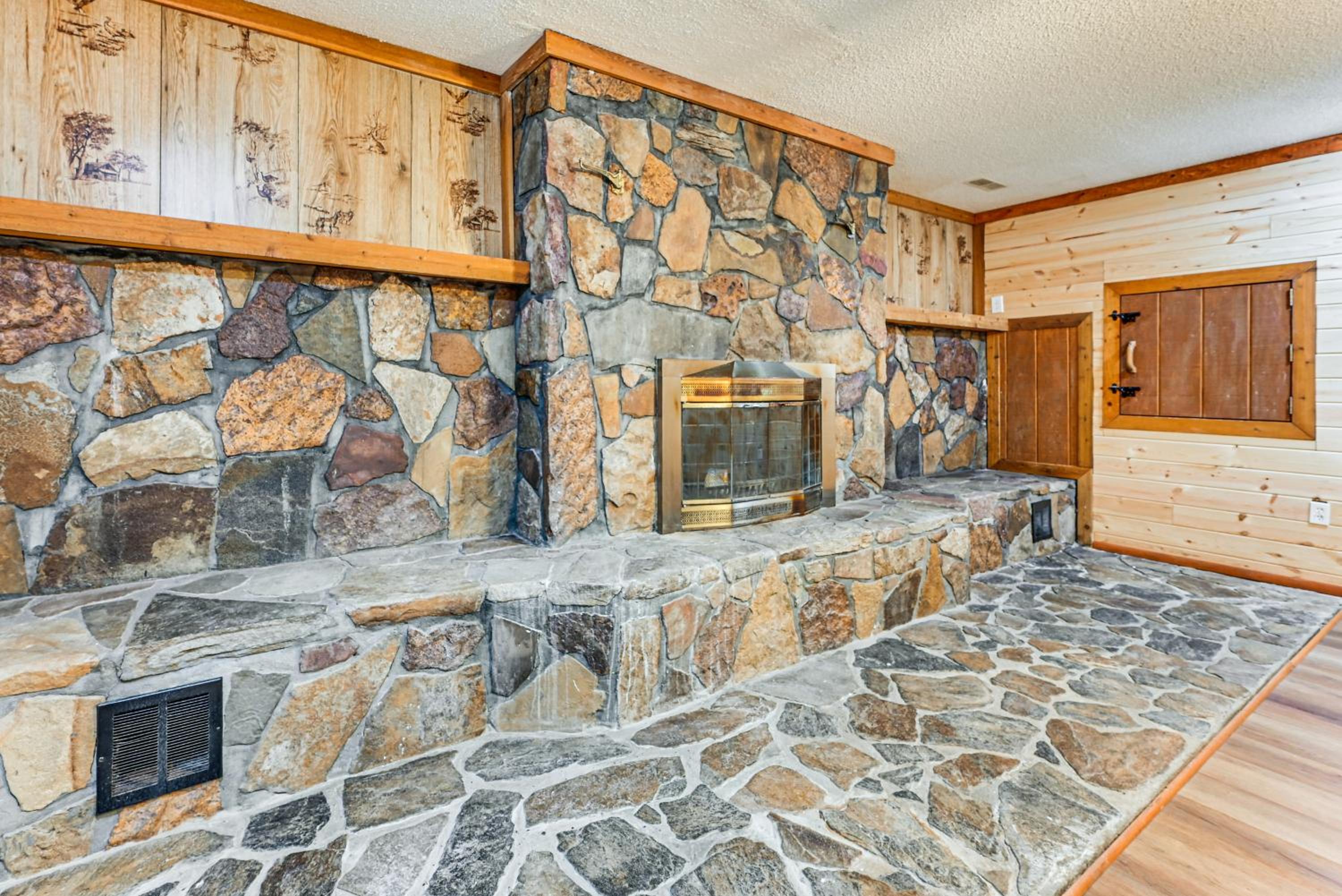 Spacious Retreat with Deck 14 Mi to Nolin Lake!