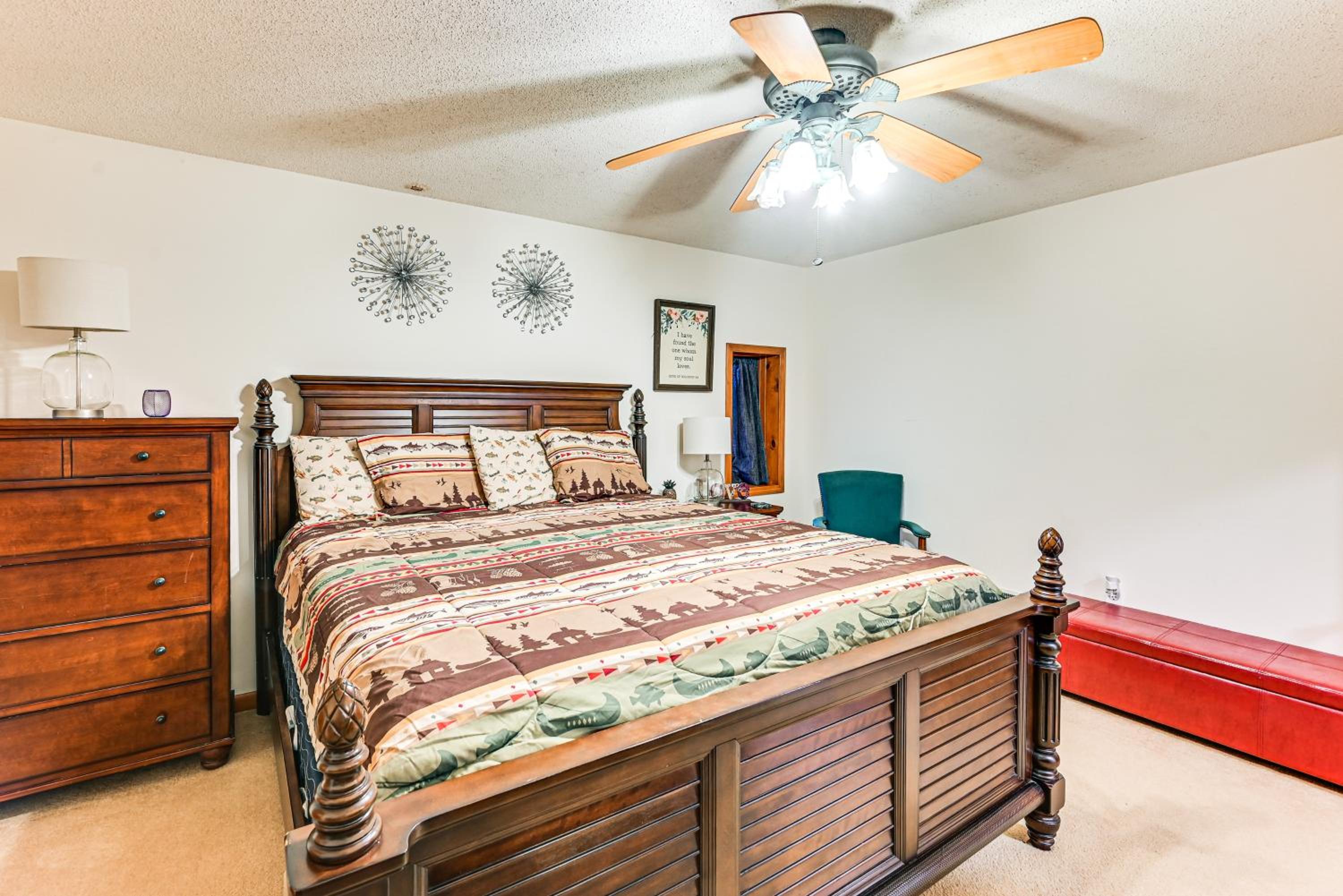 Spacious Retreat with Deck 14 Mi to Nolin Lake!