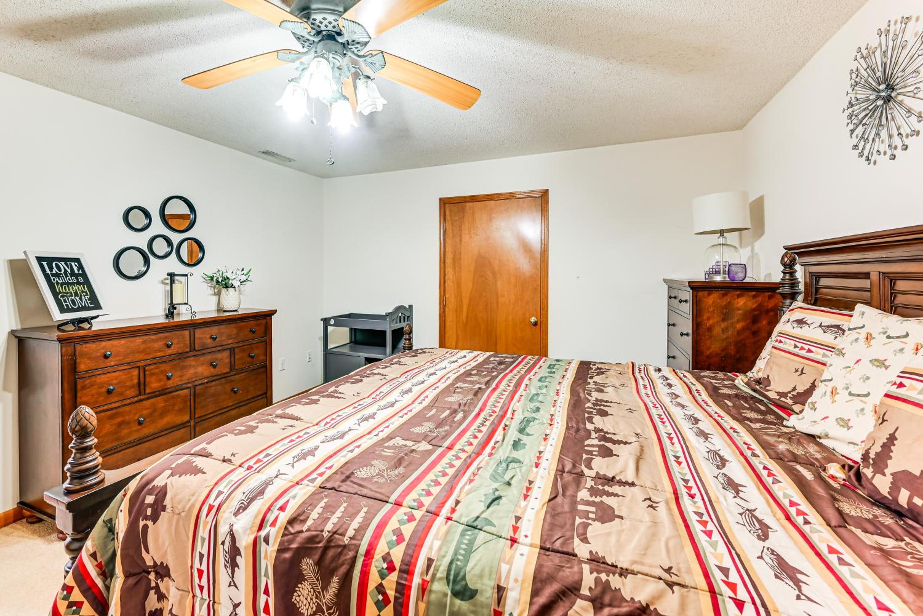 Spacious Retreat with Deck 14 Mi to Nolin Lake!