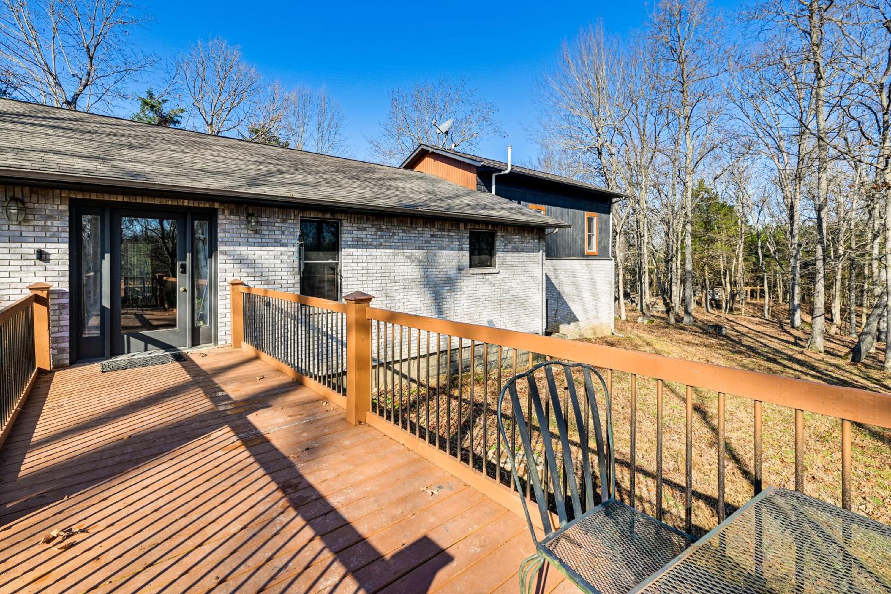 Spacious Retreat with Deck 14 Mi to Nolin Lake!