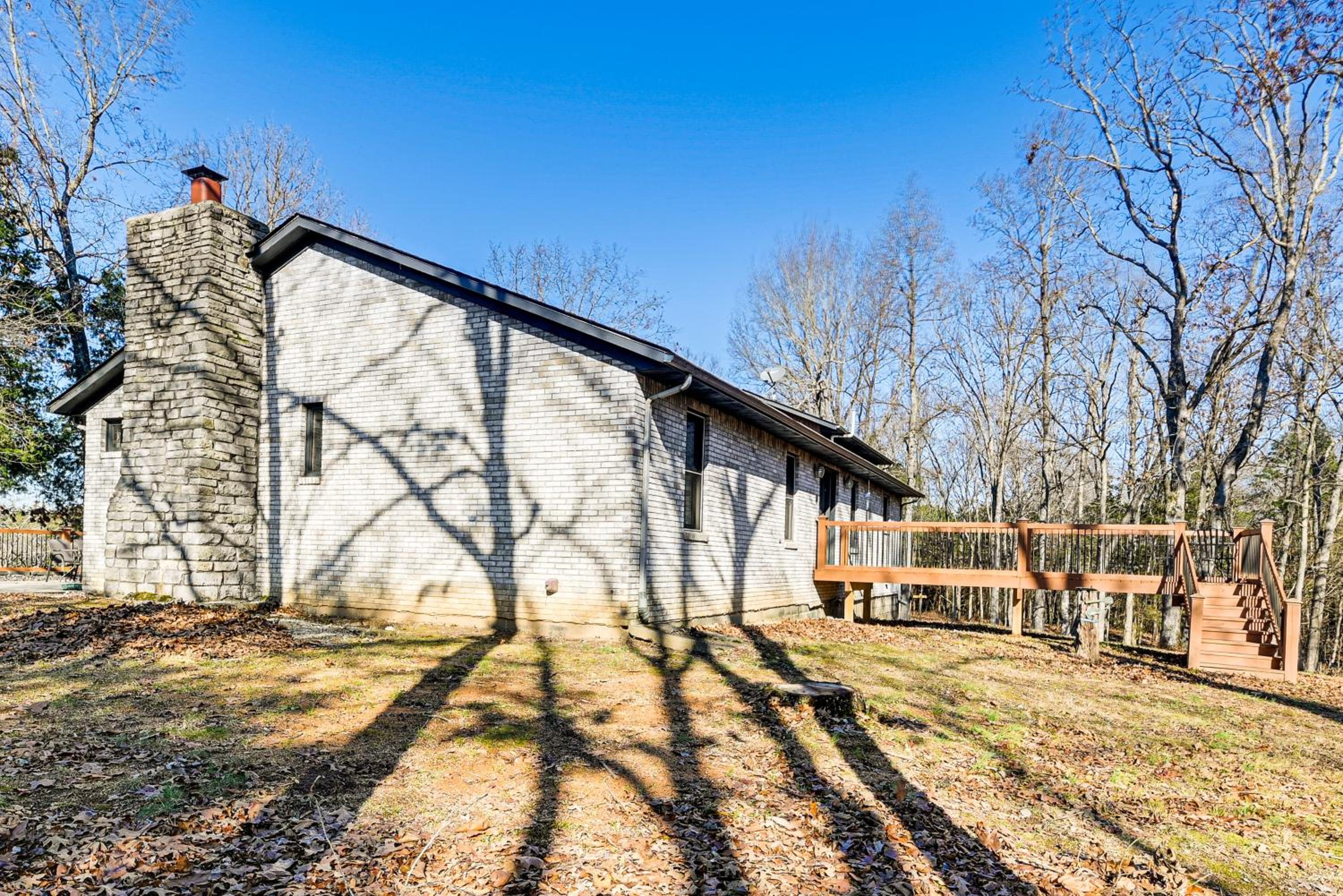 Spacious Retreat with Deck 14 Mi to Nolin Lake!