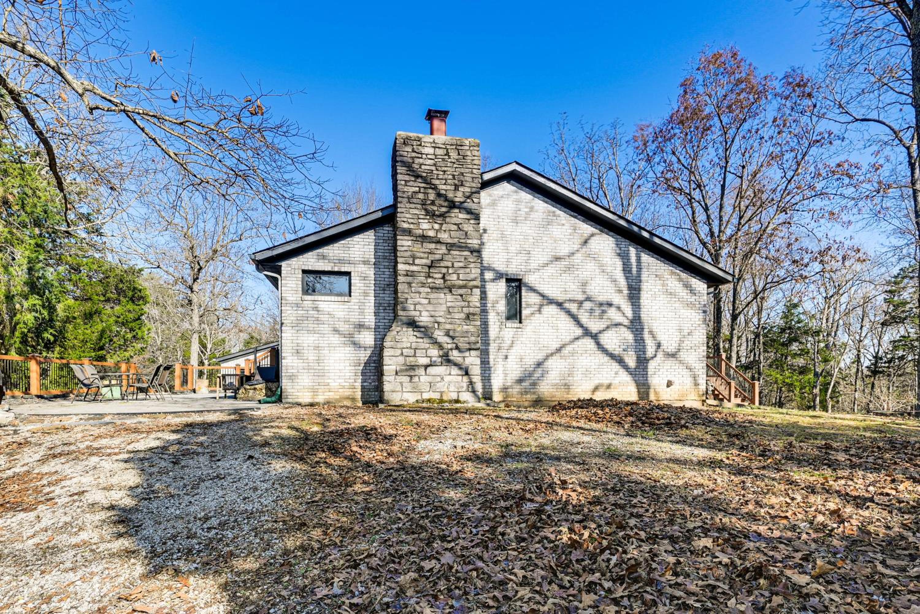 Spacious Retreat with Deck 14 Mi to Nolin Lake!