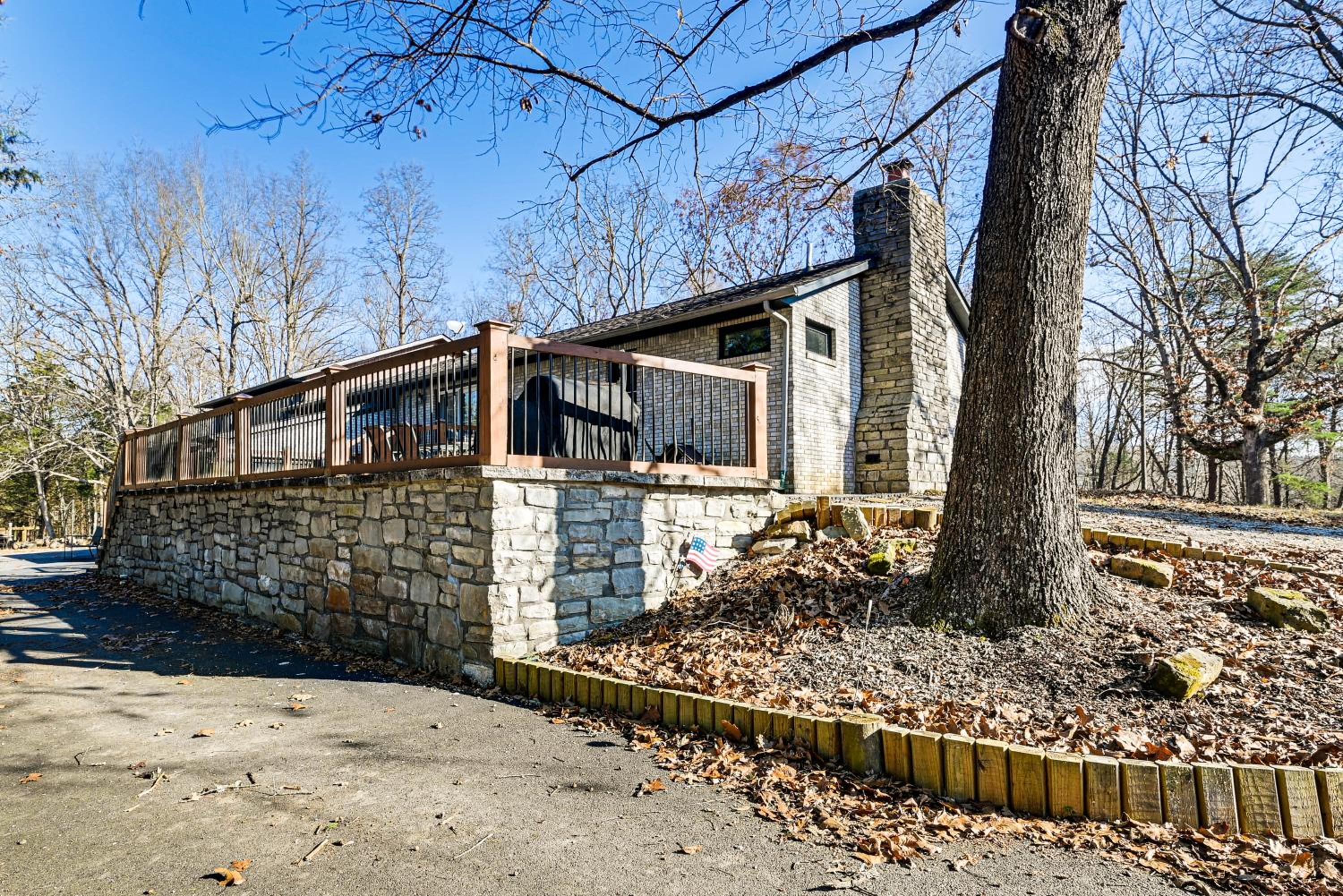 Spacious Retreat with Deck 14 Mi to Nolin Lake!