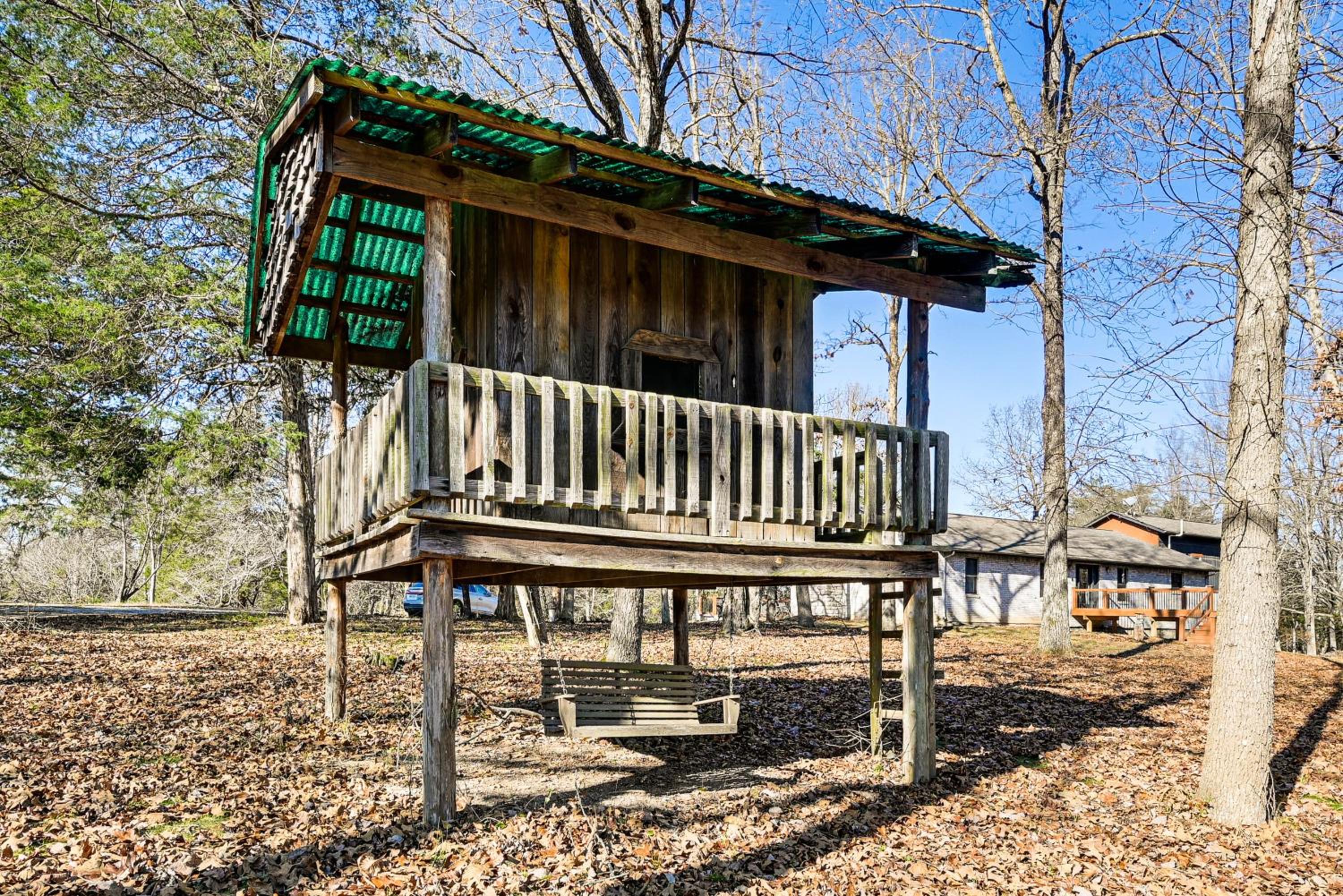 Spacious Retreat with Deck 14 Mi to Nolin Lake!