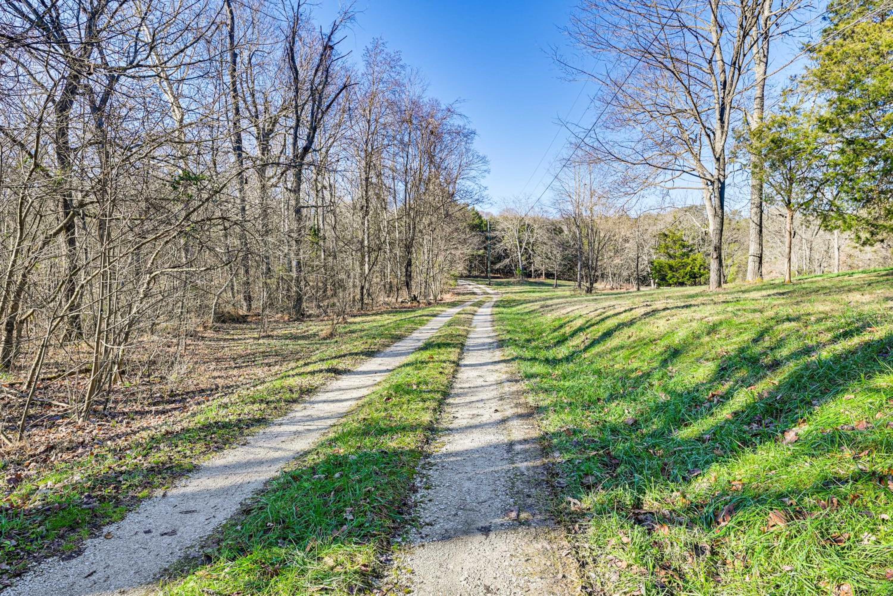 Spacious Retreat with Deck 14 Mi to Nolin Lake!