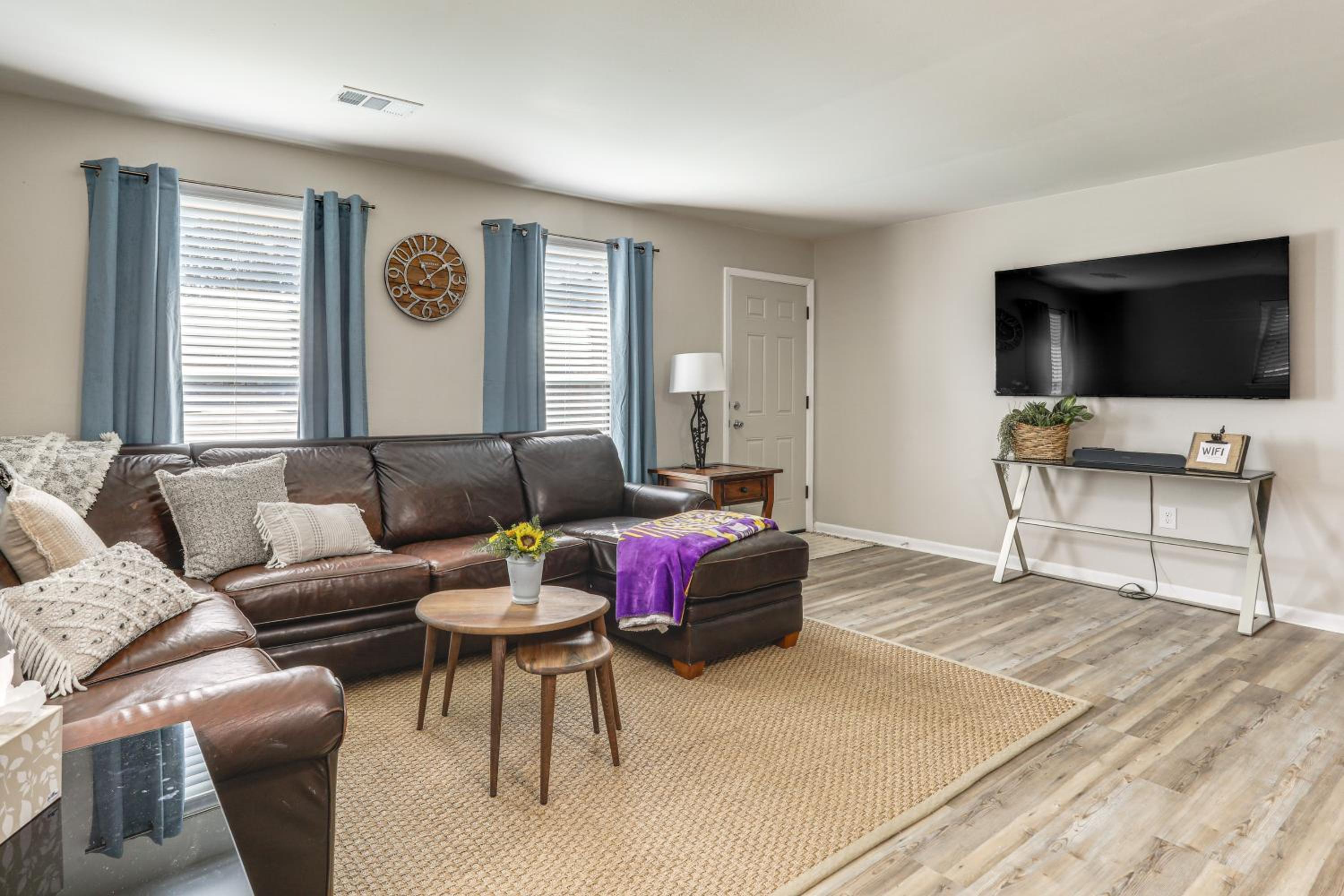 1 Mi to LSU, Tiger Stadium! Lovely Home with Parking