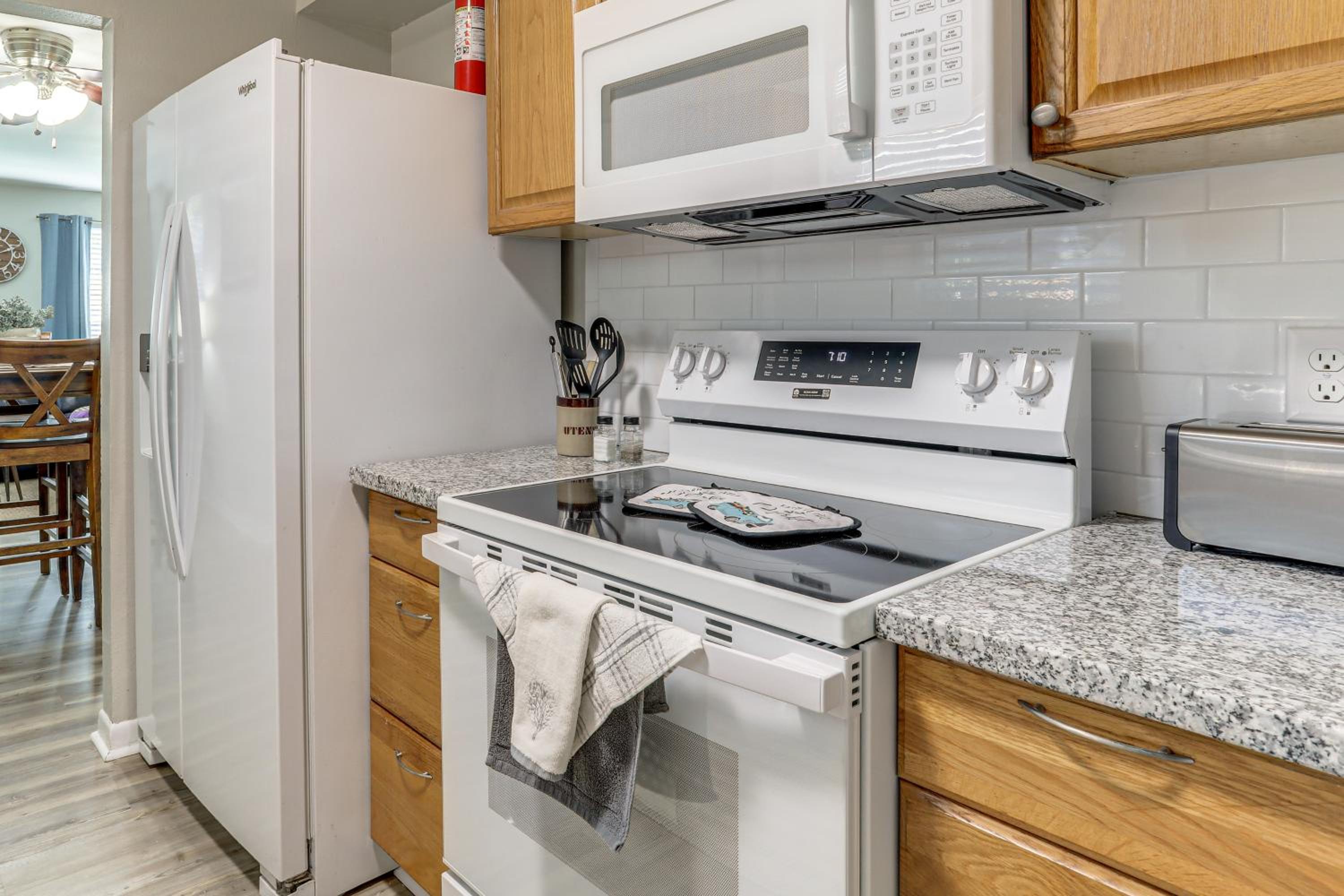 1 Mi to LSU, Tiger Stadium! Lovely Home with Parking