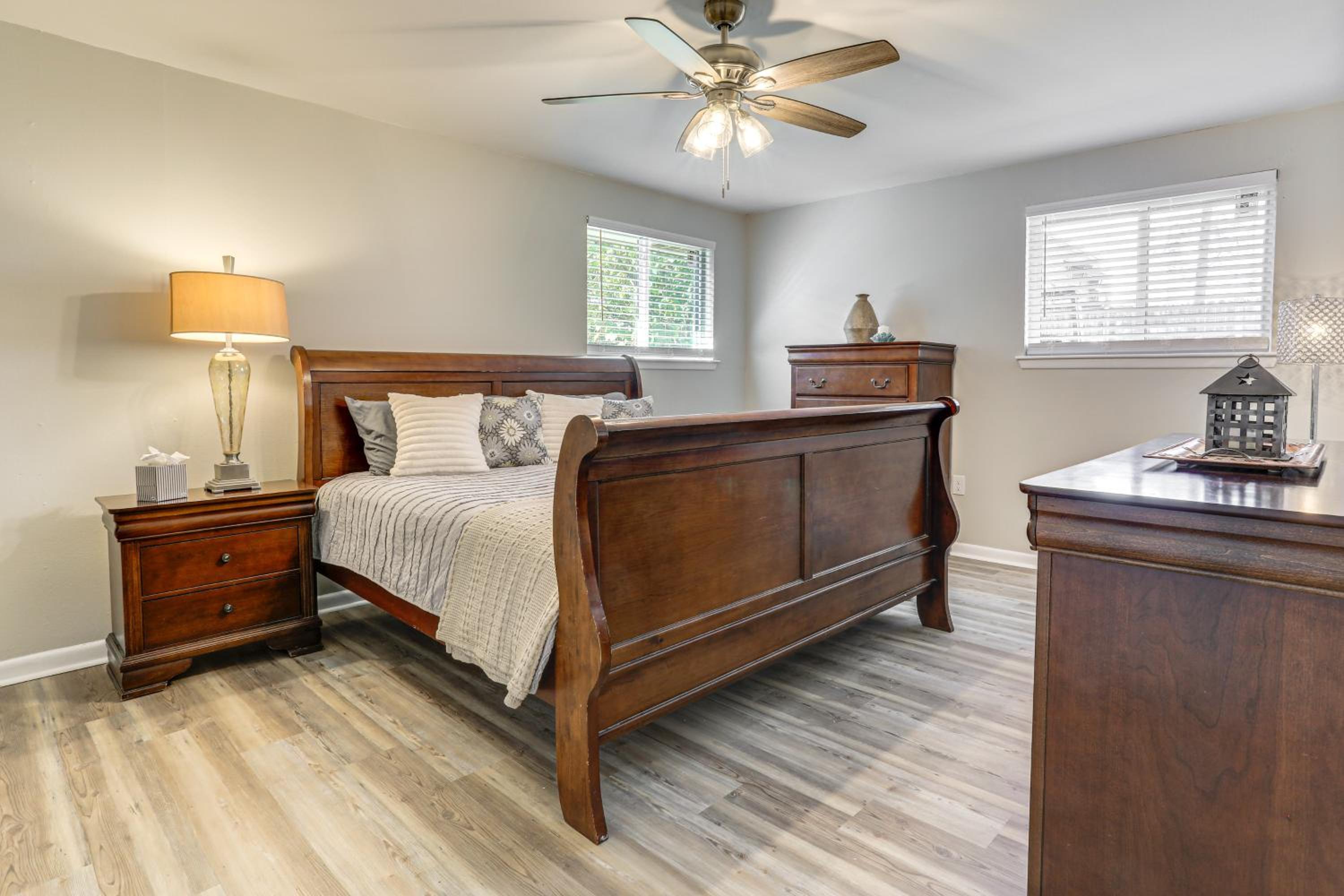 1 Mi to LSU, Tiger Stadium! Lovely Home with Parking