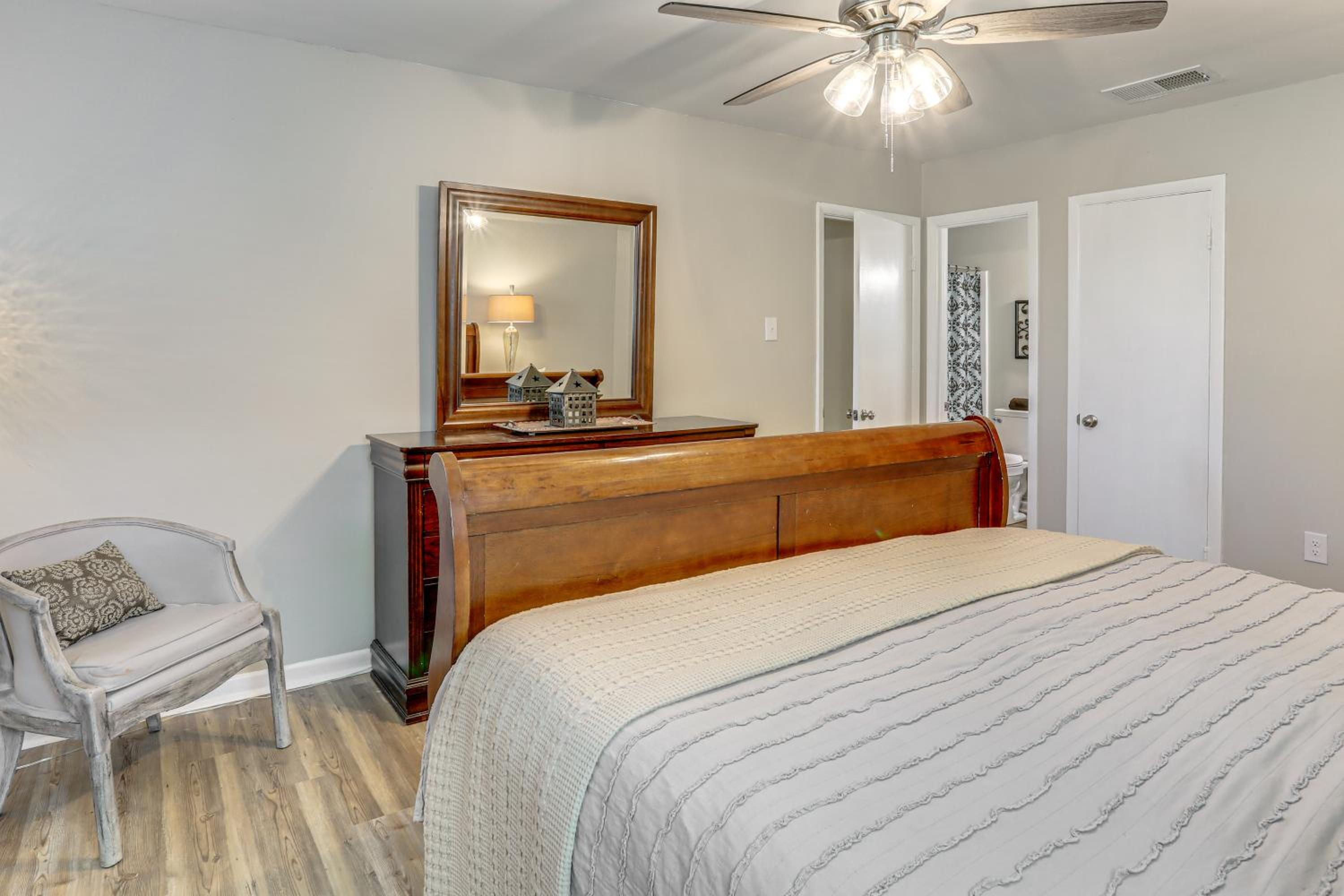 1 Mi to LSU, Tiger Stadium! Lovely Home with Parking