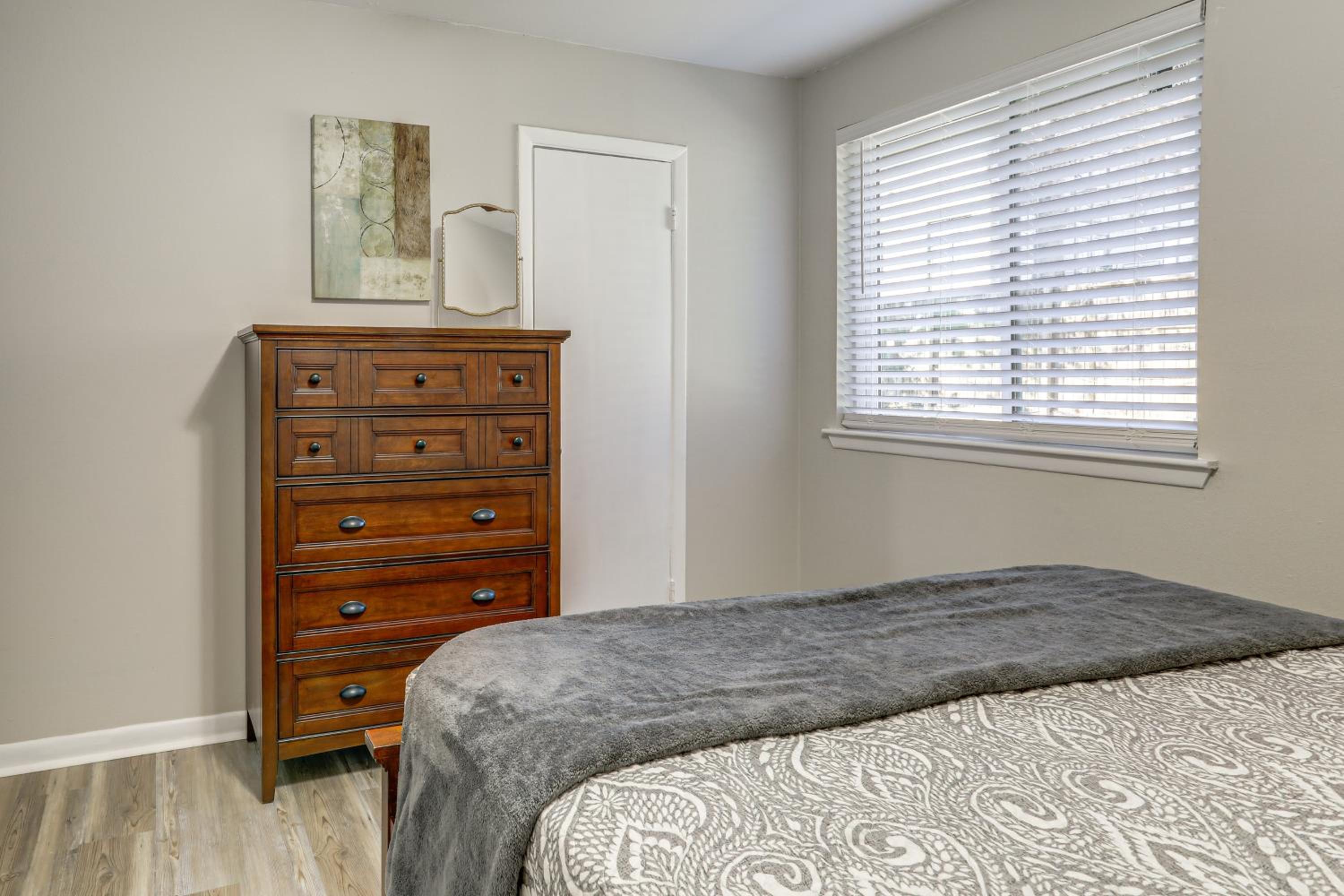 1 Mi to LSU, Tiger Stadium! Lovely Home with Parking