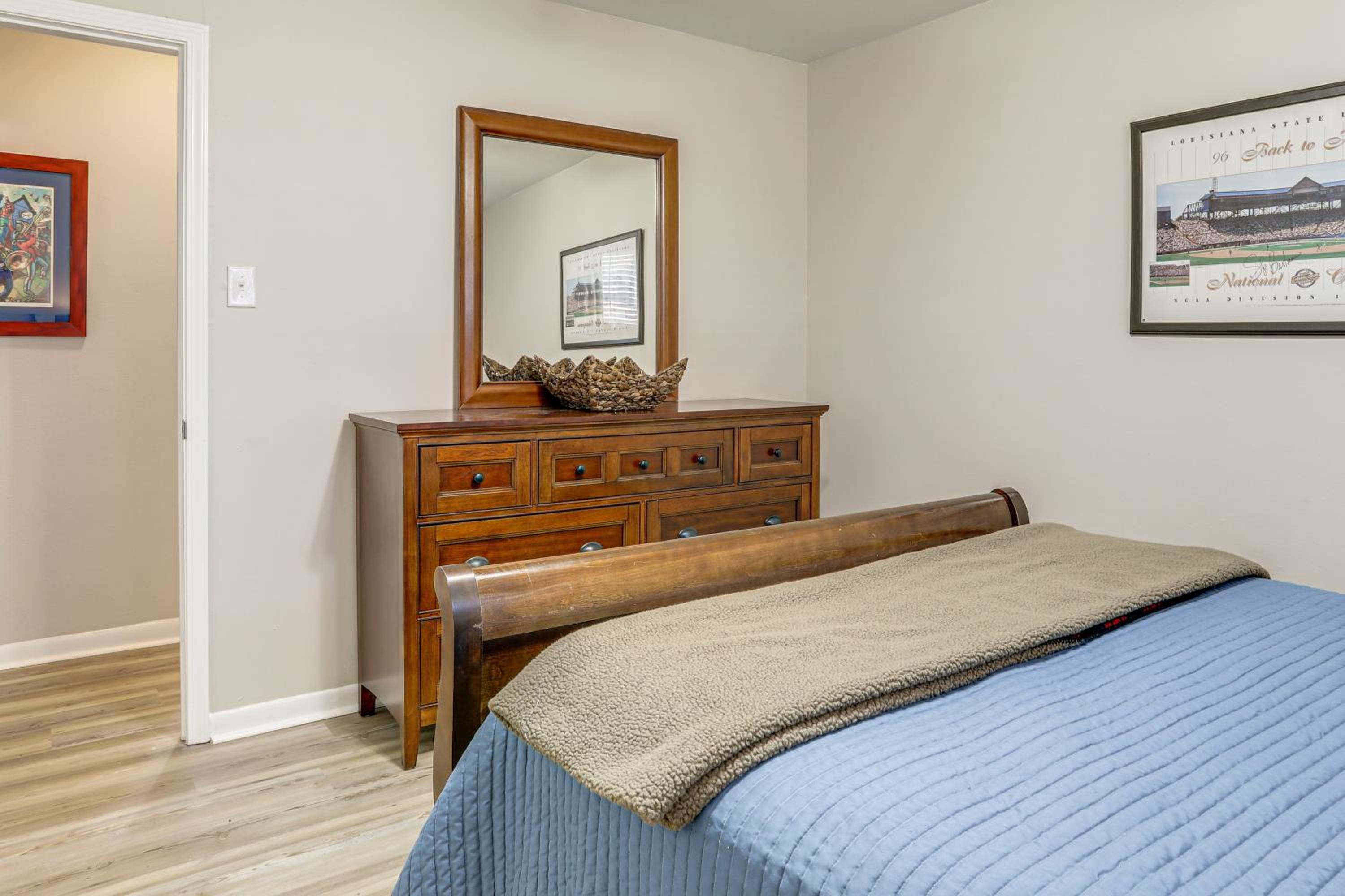 1 Mi to LSU, Tiger Stadium! Lovely Home with Parking