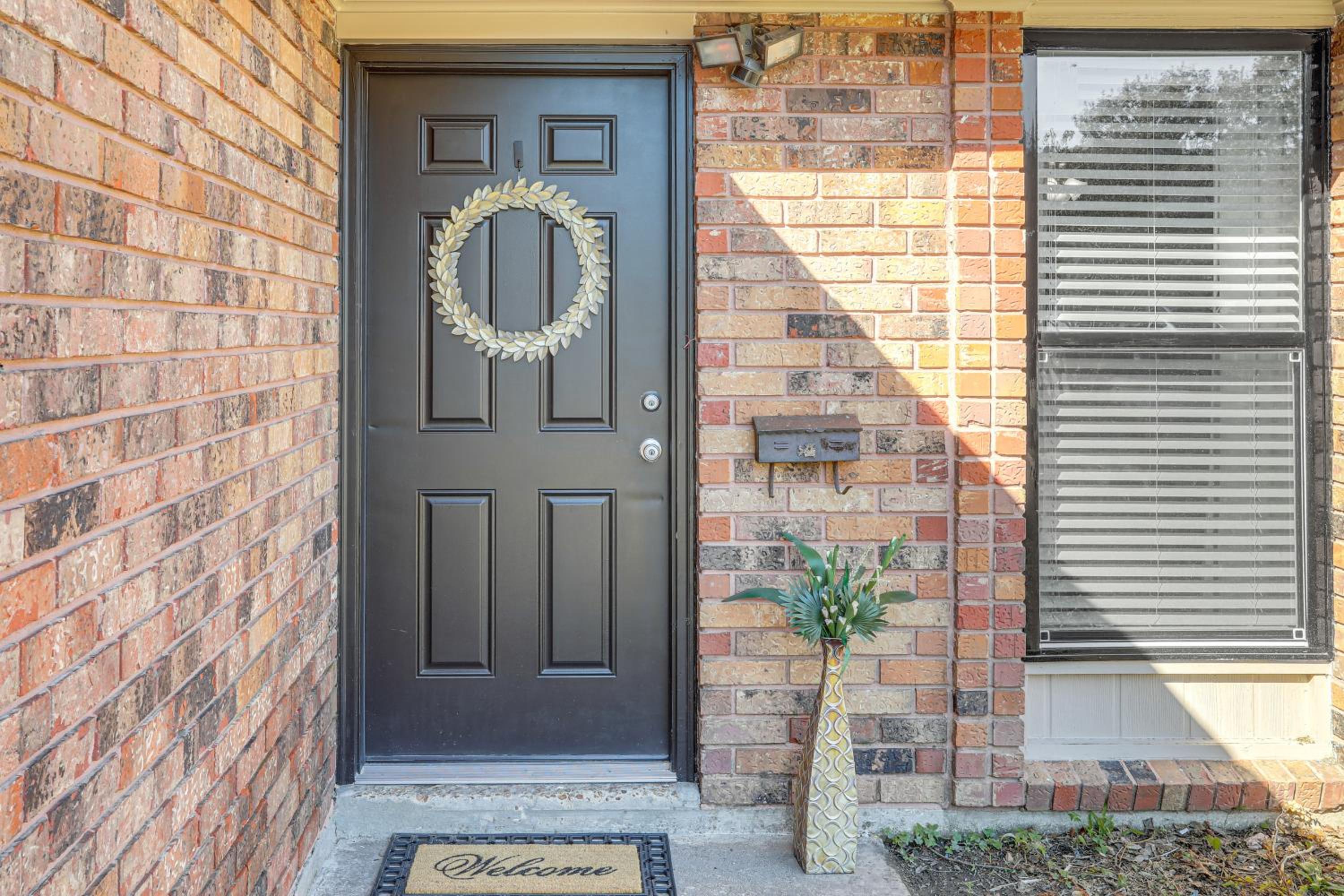 1 Mi to LSU, Tiger Stadium! Lovely Home with Parking