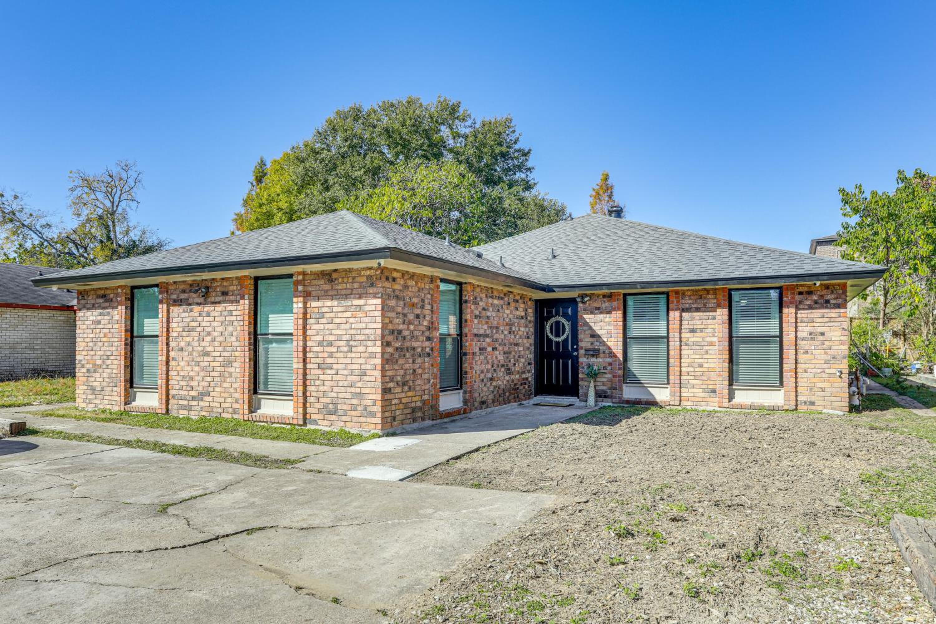 1 Mi to LSU, Tiger Stadium! Lovely Home with Parking
