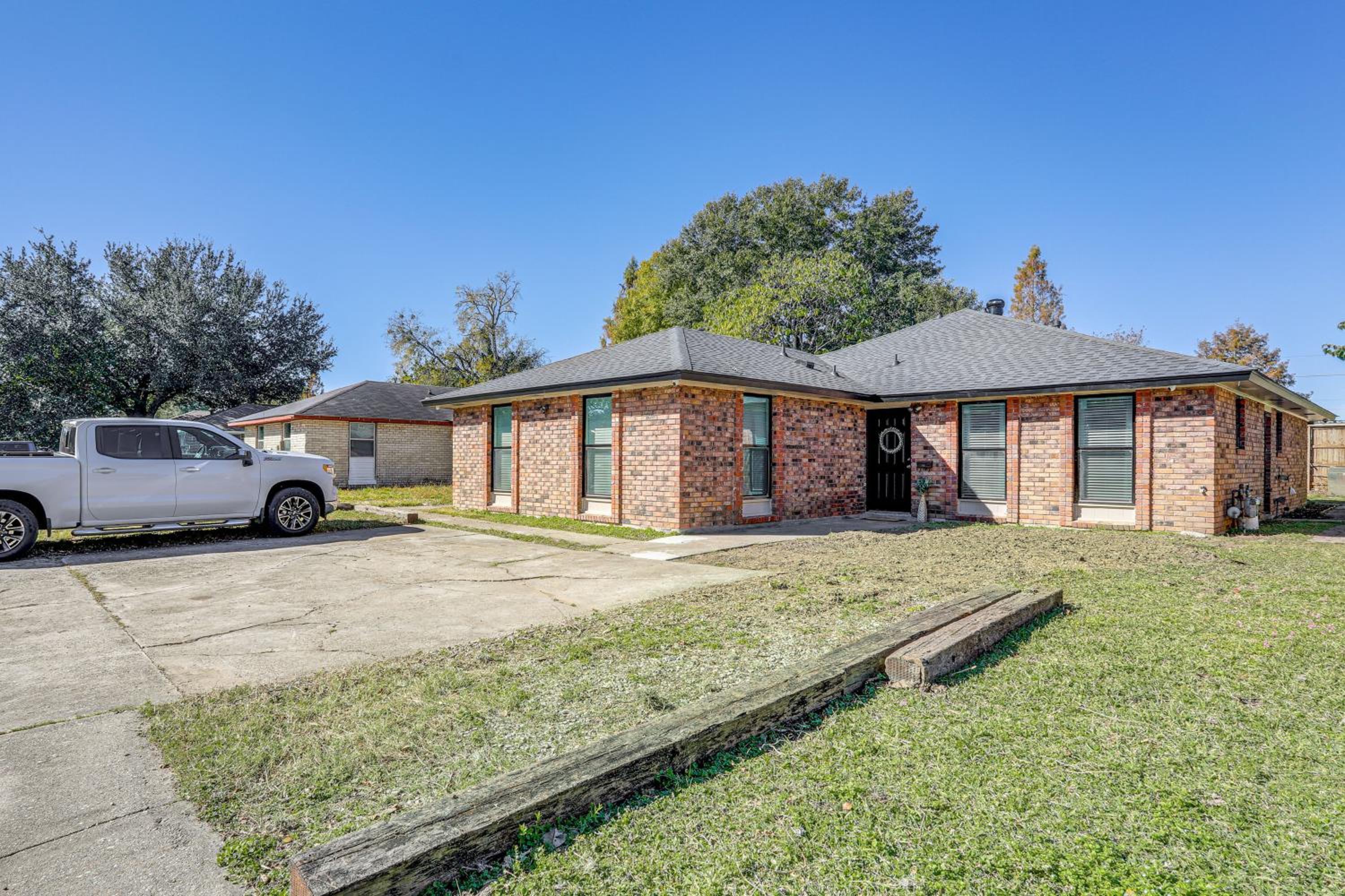 1 Mi to LSU, Tiger Stadium! Lovely Home with Parking