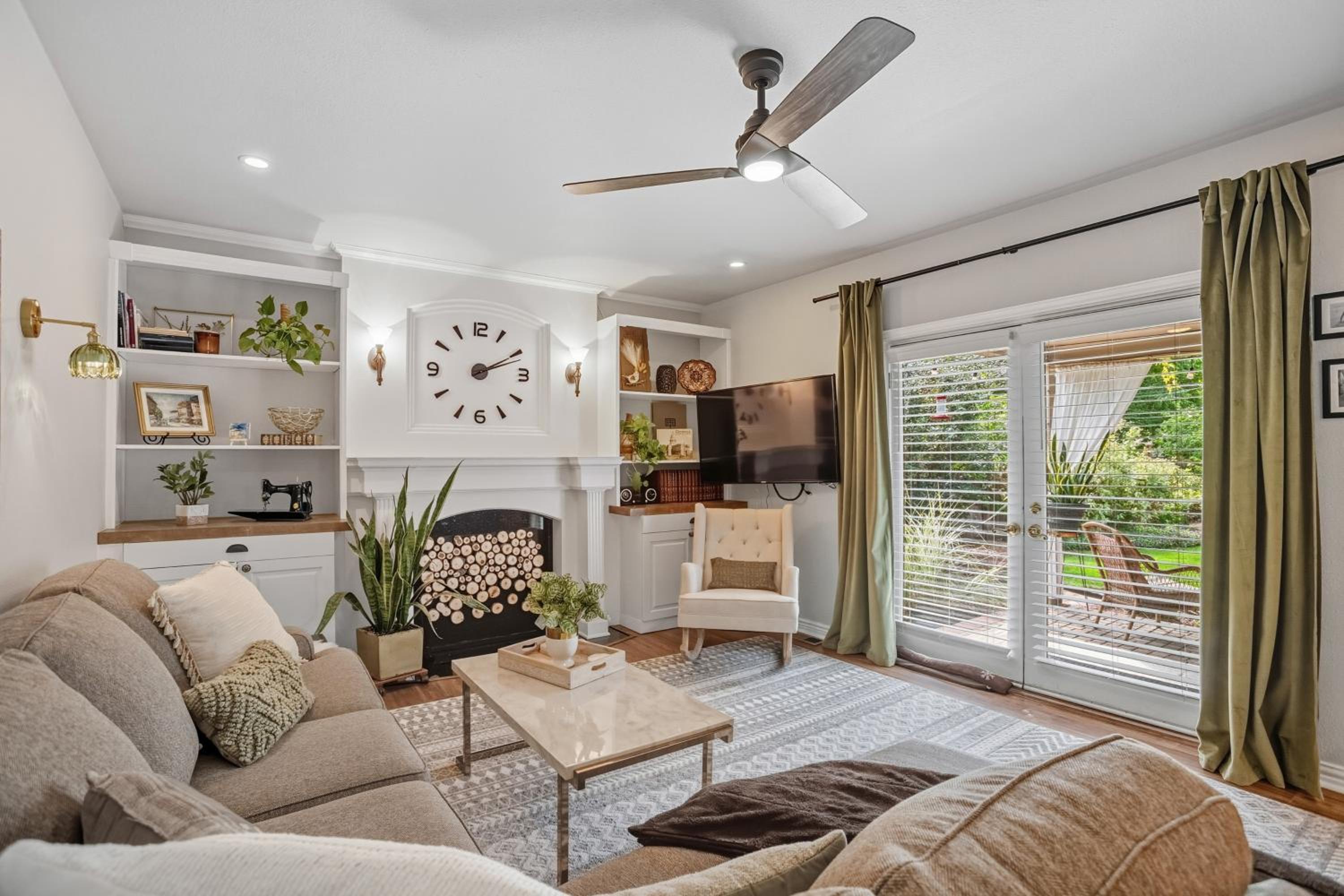 9 Mi to Red Rocks Modern Getaway with Private Yard