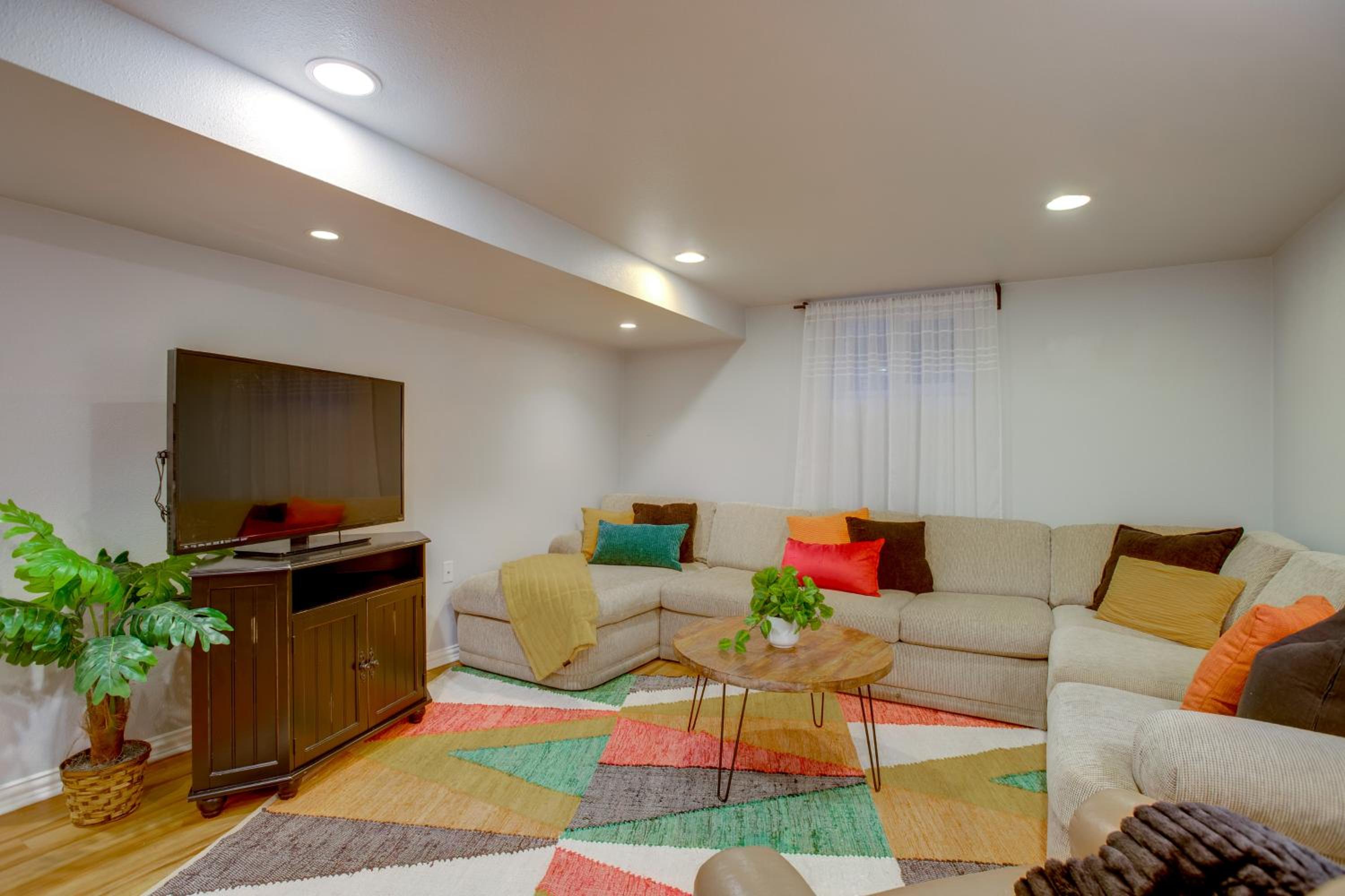 9 Mi to Red Rocks Modern Getaway with Private Yard
