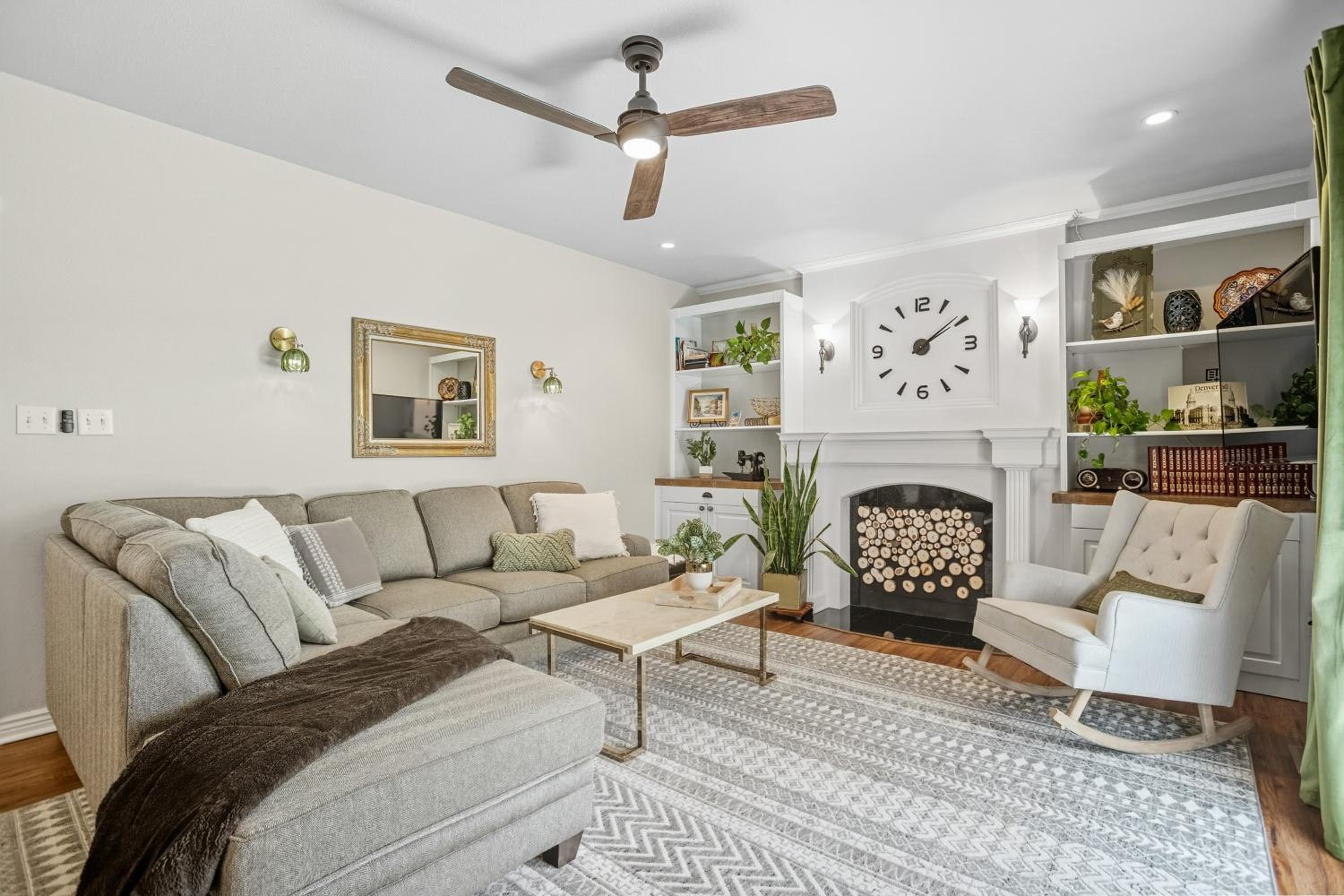 9 Mi to Red Rocks Modern Getaway with Private Yard