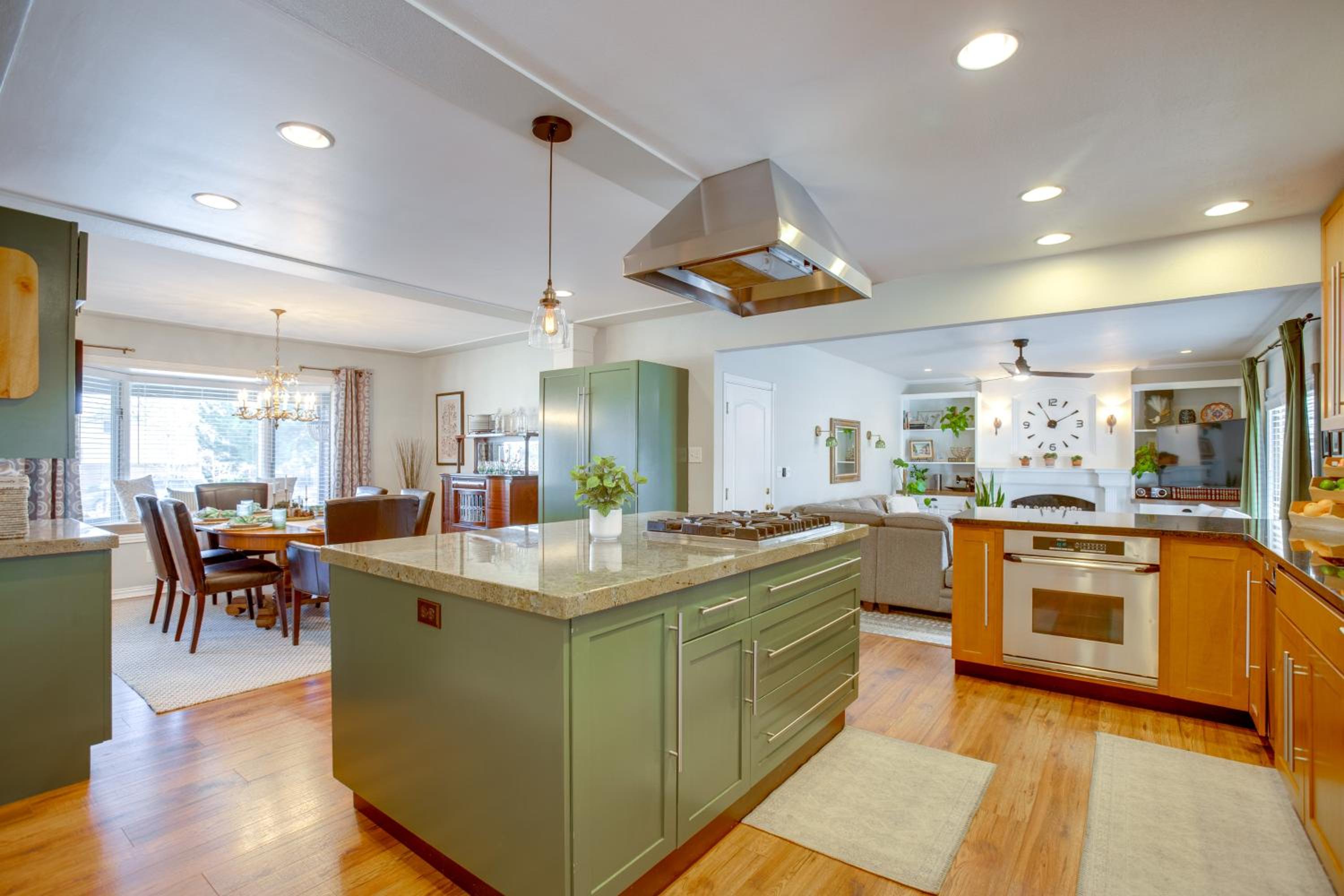 9 Mi to Red Rocks Modern Getaway with Private Yard