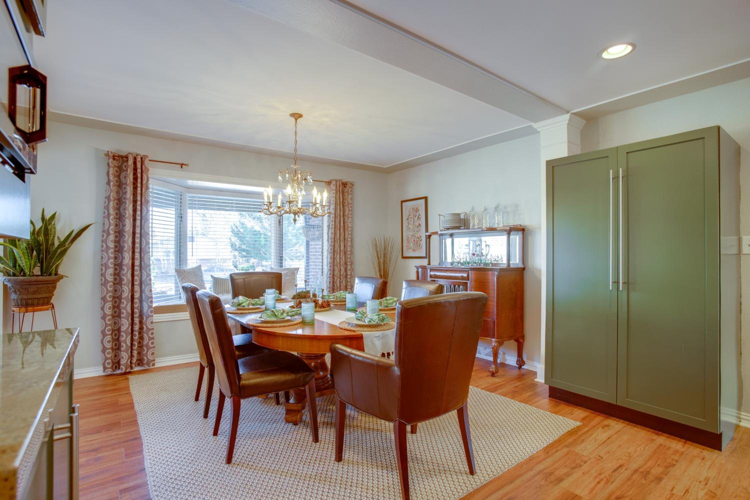 9 Mi to Red Rocks Modern Getaway with Private Yard