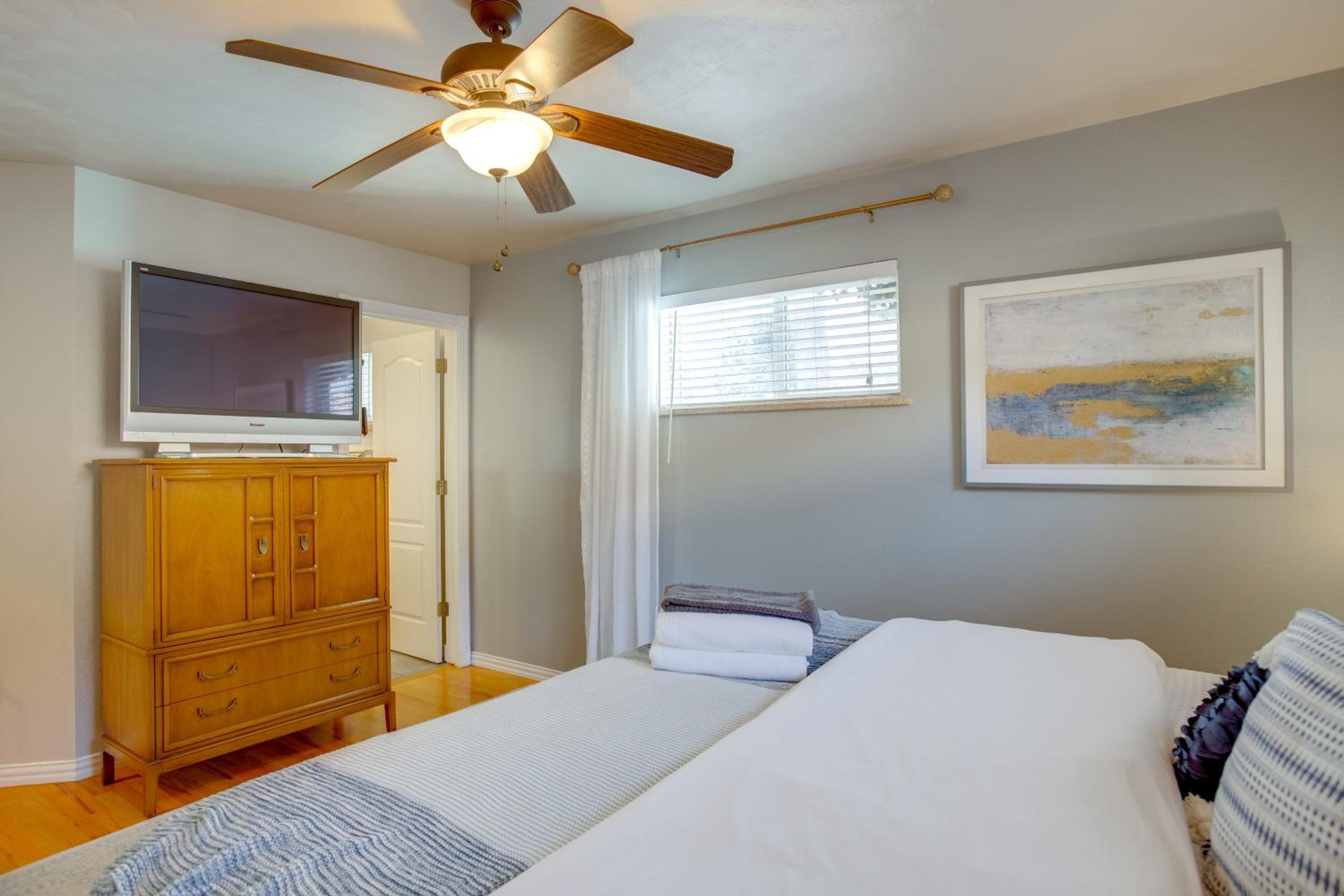 9 Mi to Red Rocks Modern Getaway with Private Yard