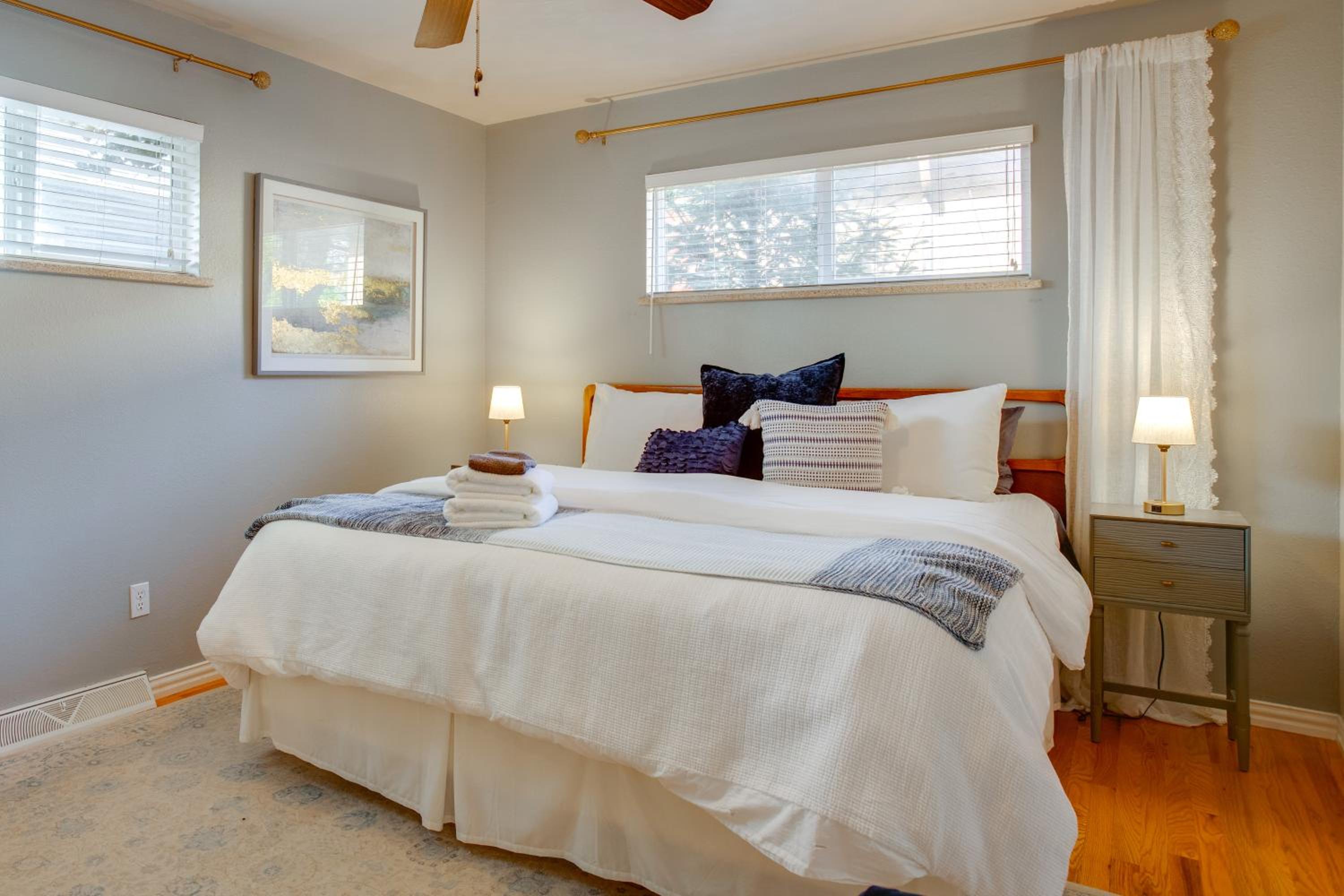 9 Mi to Red Rocks Modern Getaway with Private Yard