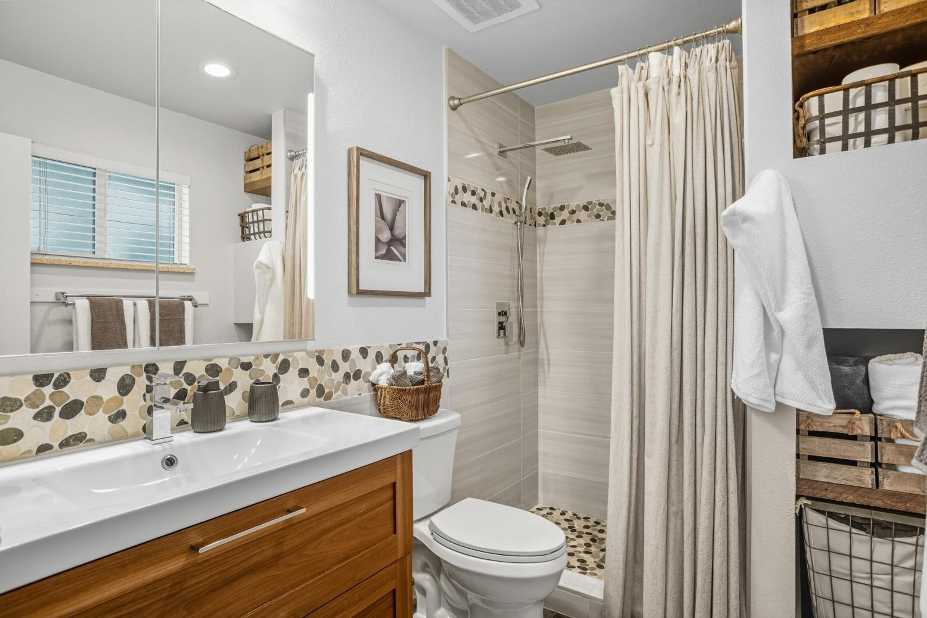 9 Mi to Red Rocks Modern Getaway with Private Yard