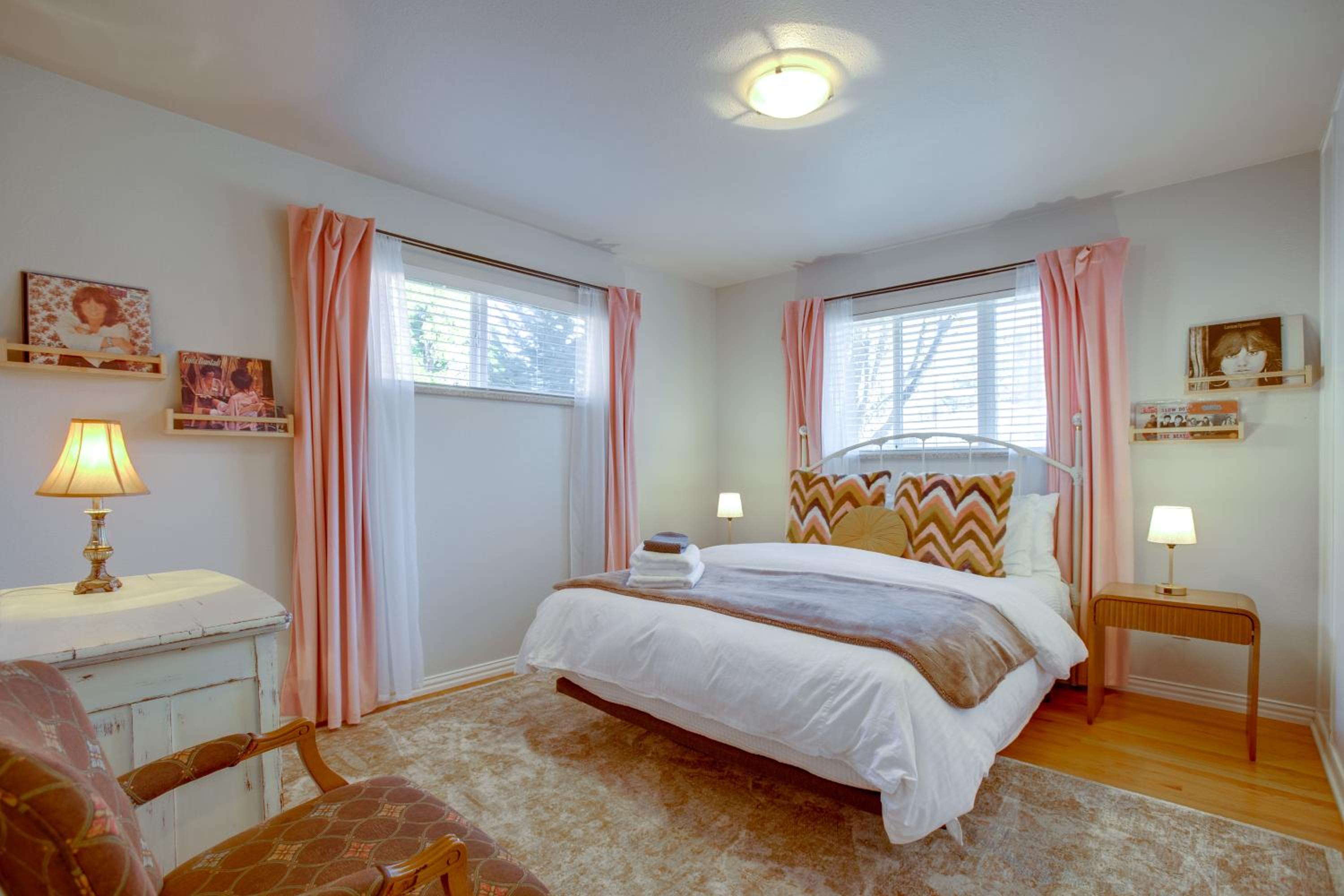 9 Mi to Red Rocks Modern Getaway with Private Yard