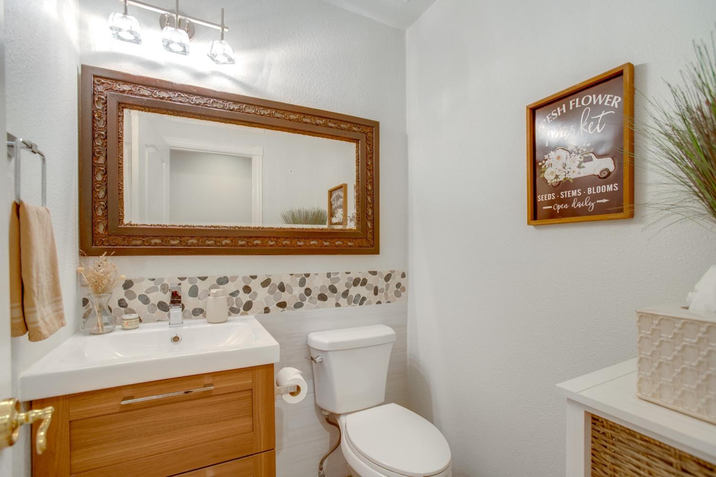 9 Mi to Red Rocks Modern Getaway with Private Yard