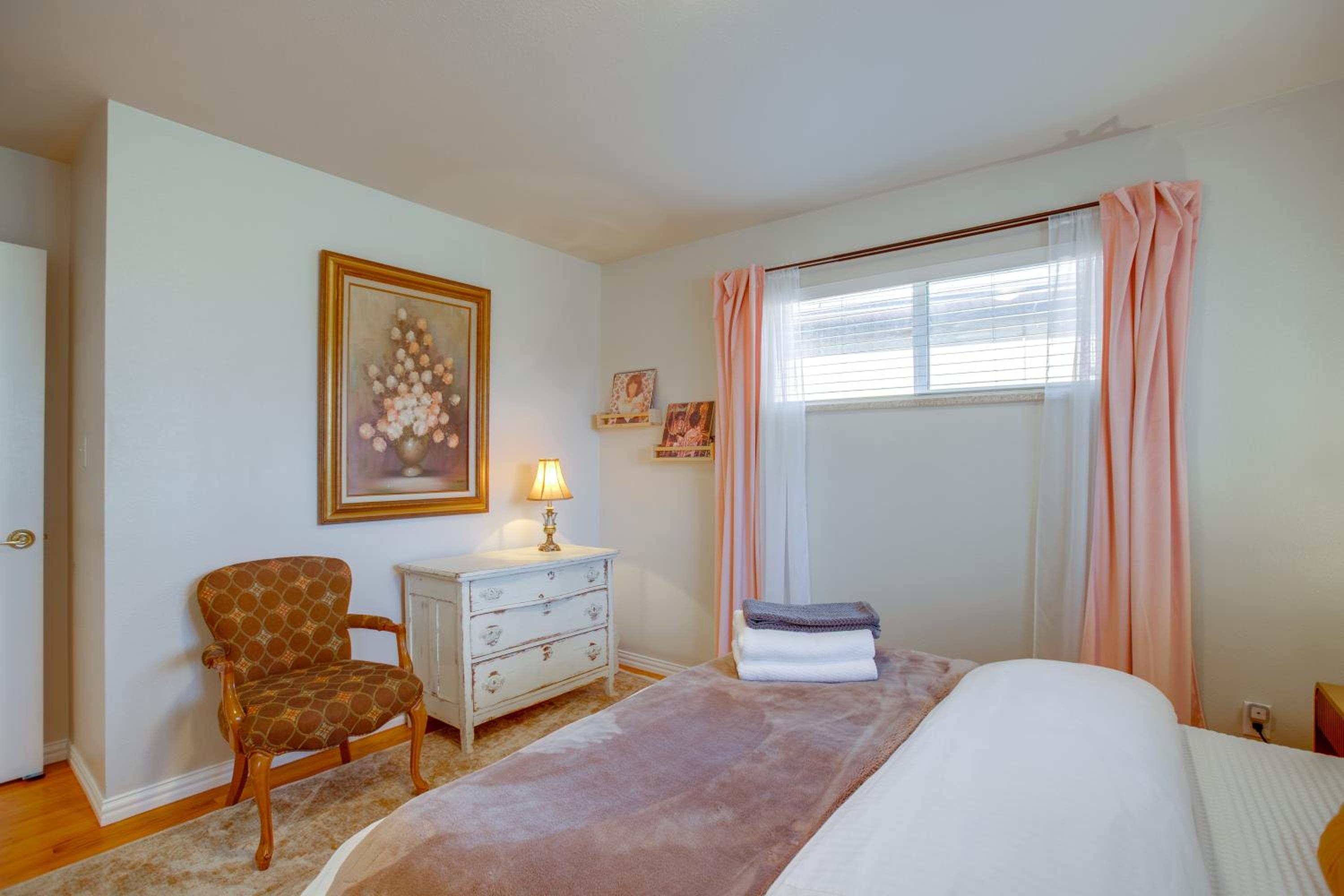 9 Mi to Red Rocks Modern Getaway with Private Yard