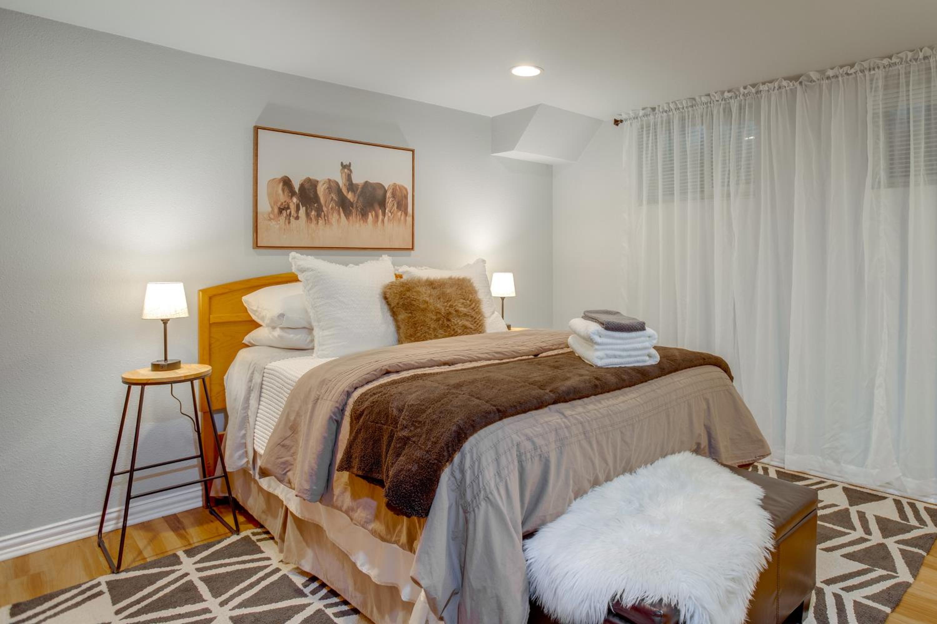 9 Mi to Red Rocks Modern Getaway with Private Yard