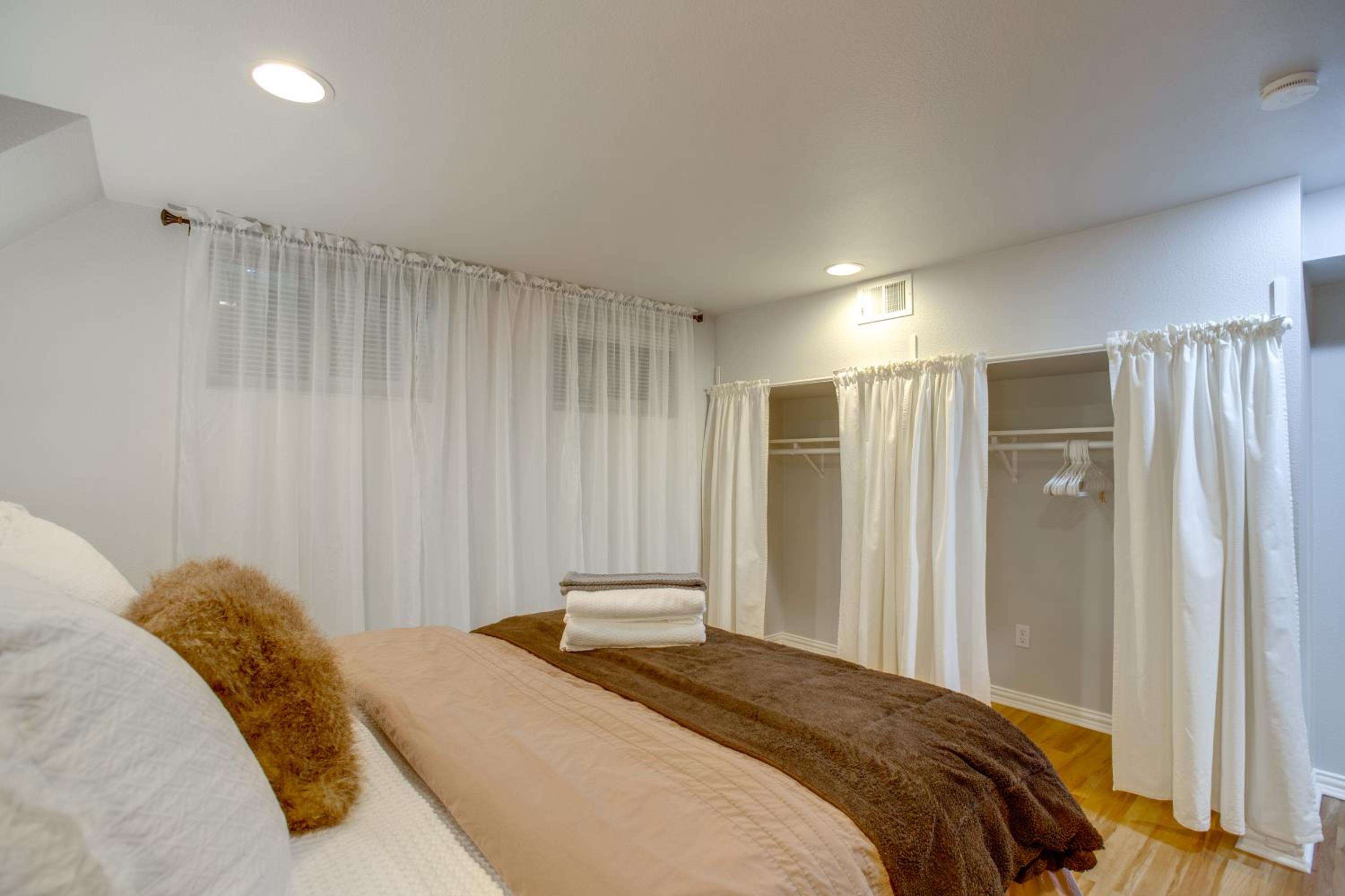 9 Mi to Red Rocks Modern Getaway with Private Yard