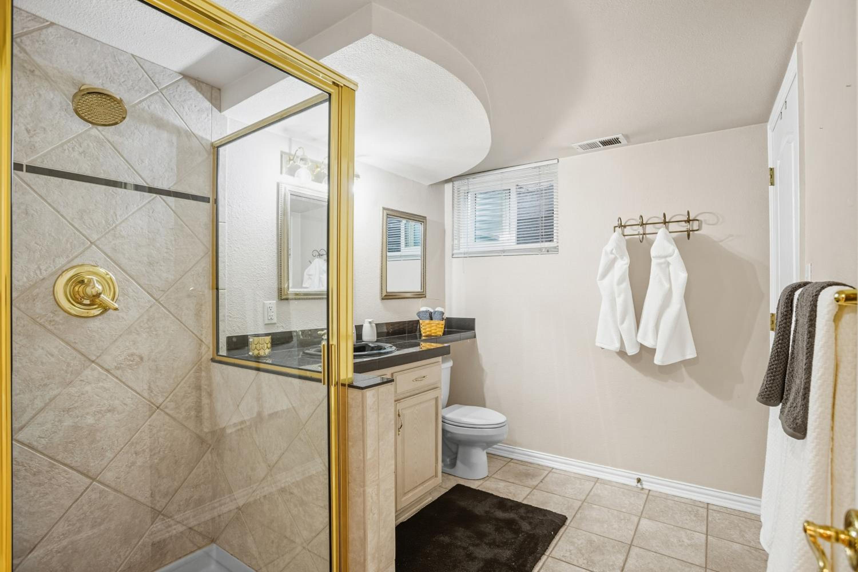9 Mi to Red Rocks Modern Getaway with Private Yard