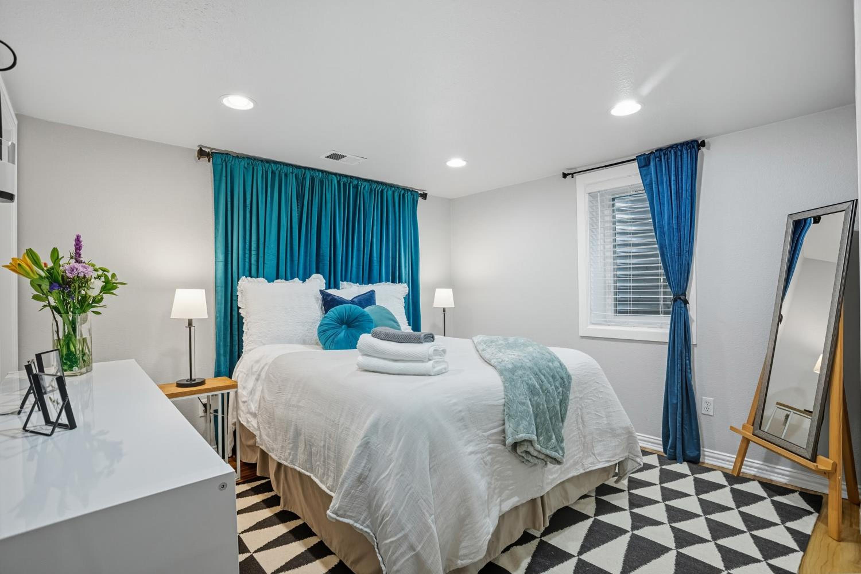 9 Mi to Red Rocks Modern Getaway with Private Yard